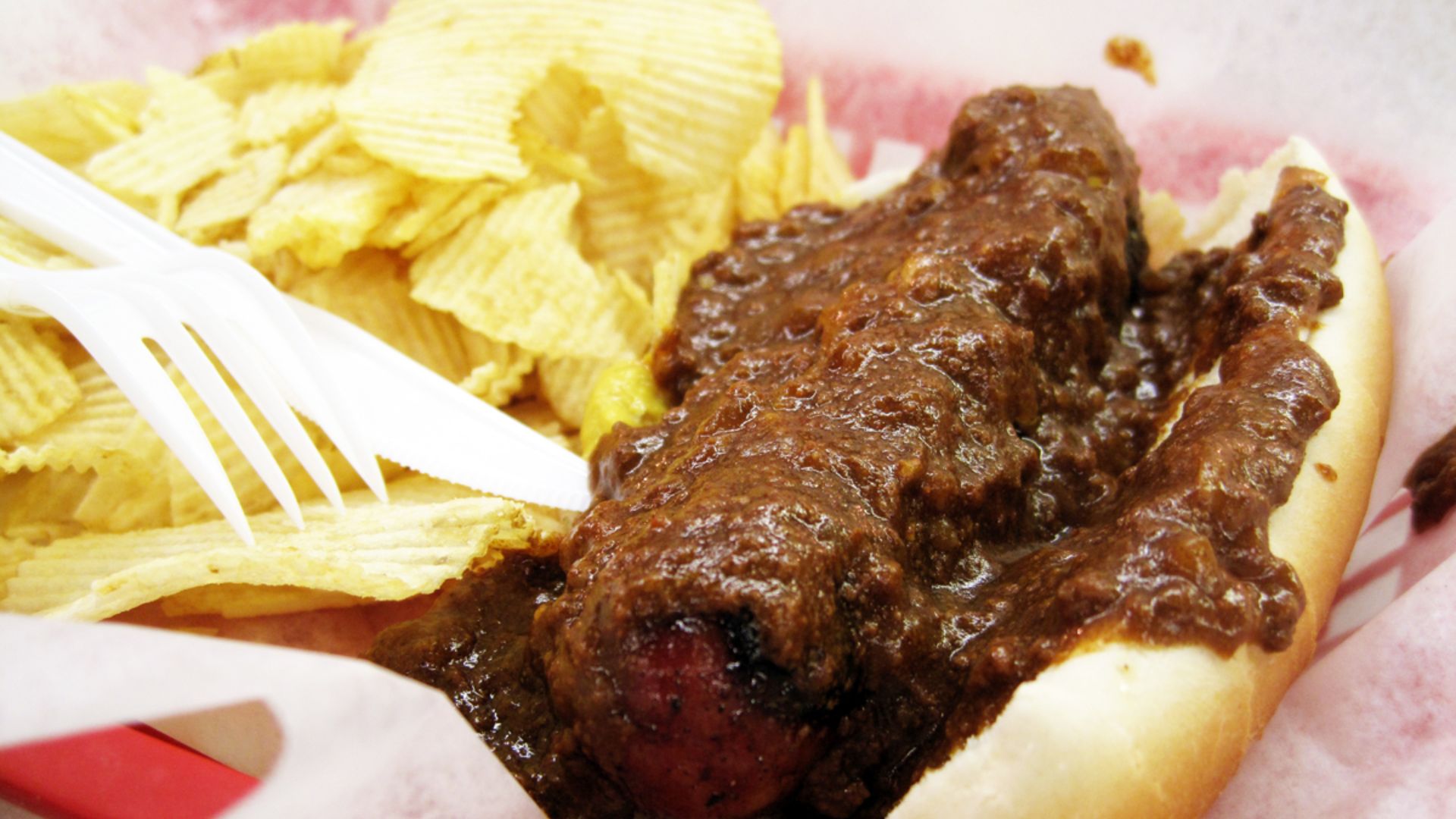 File:Chili half smoke Bens.jpg