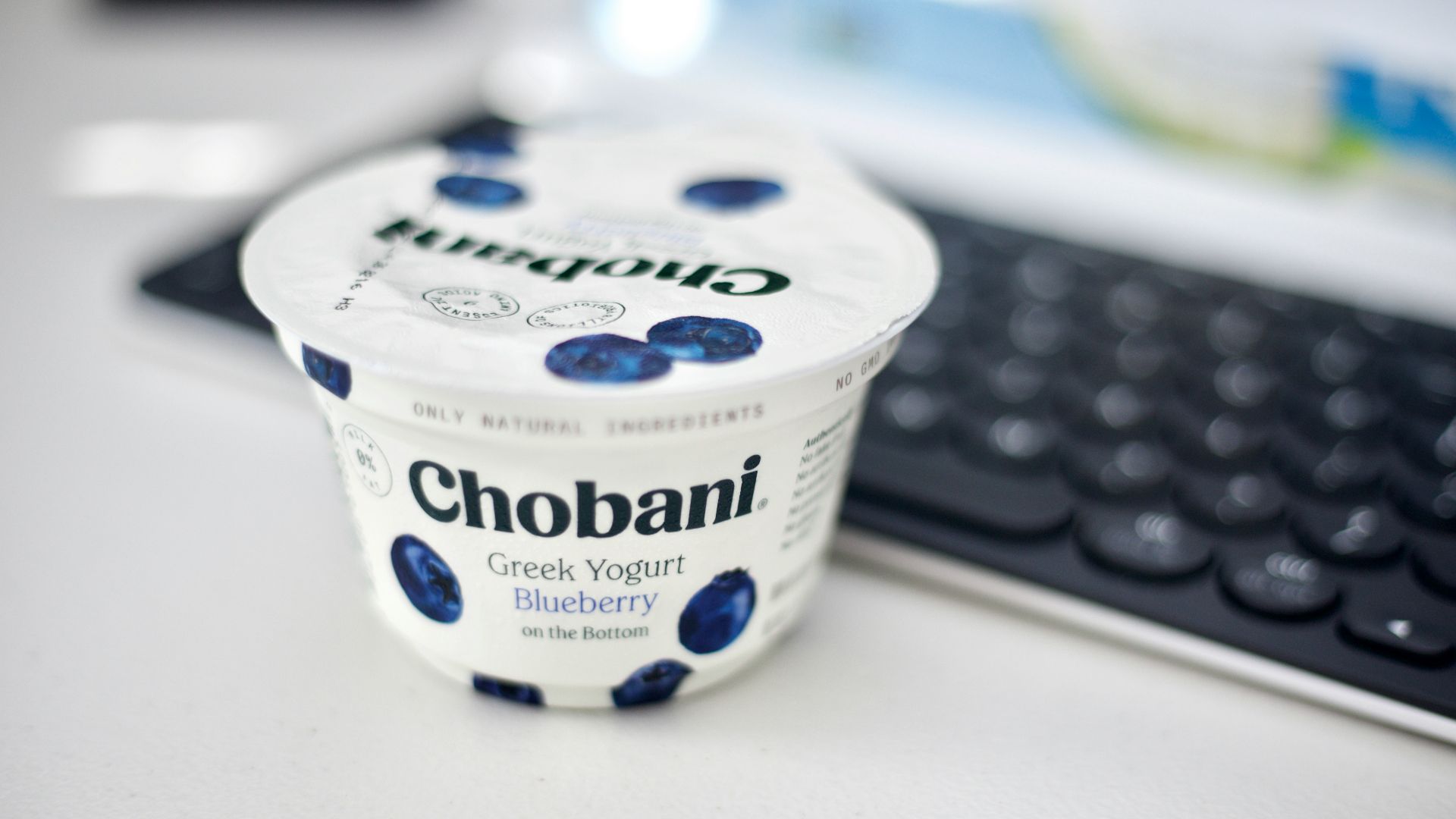 white and blue daisy sour cream