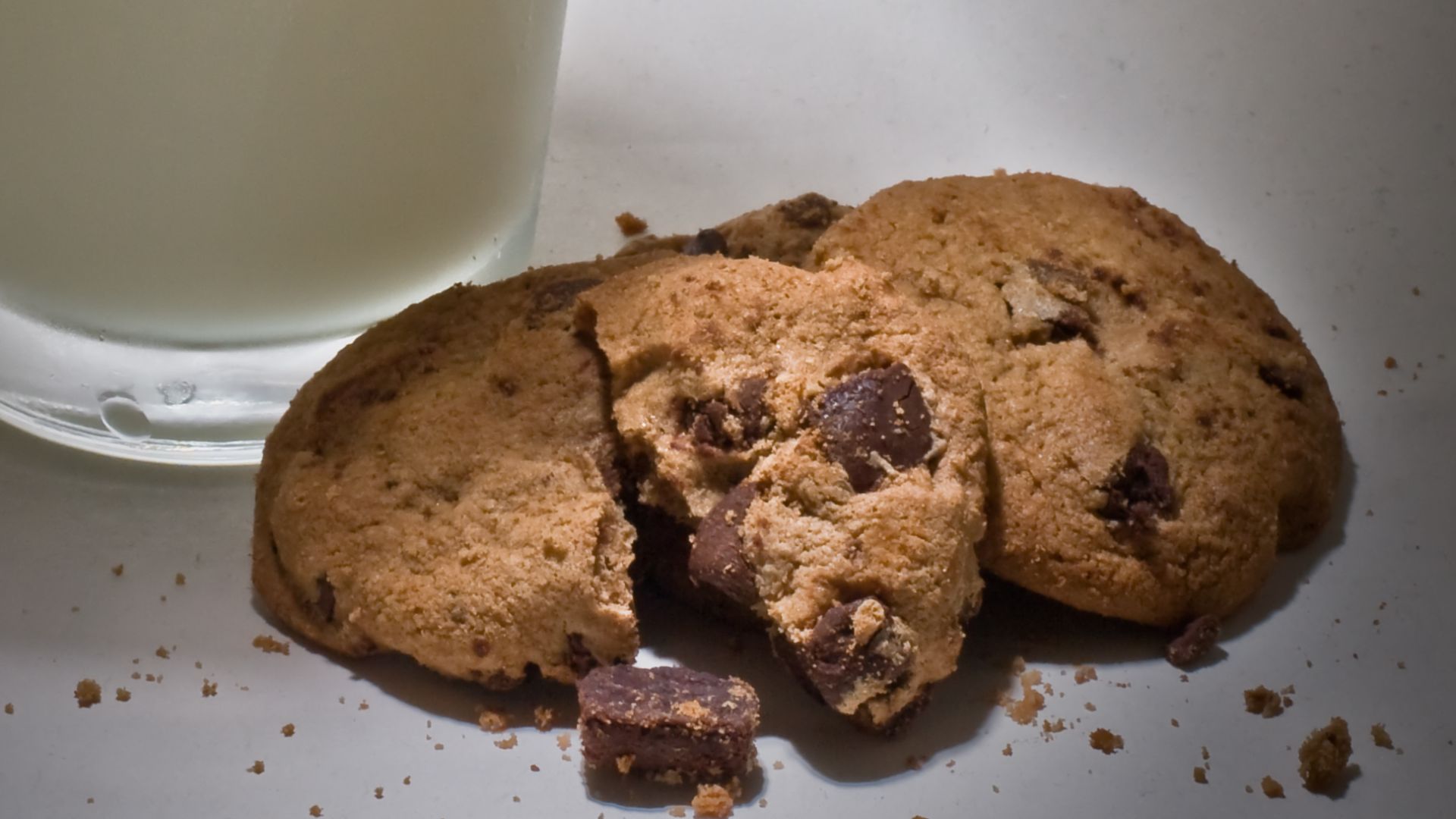 File:Presidents Choice -The Decadent, chocolate chip cookie, with a glass of milk.jpg