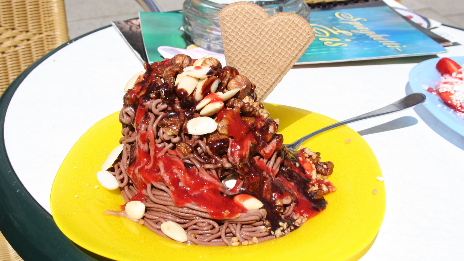 File:Spaghettieis Schokolade mit Nüssen 001.JPG