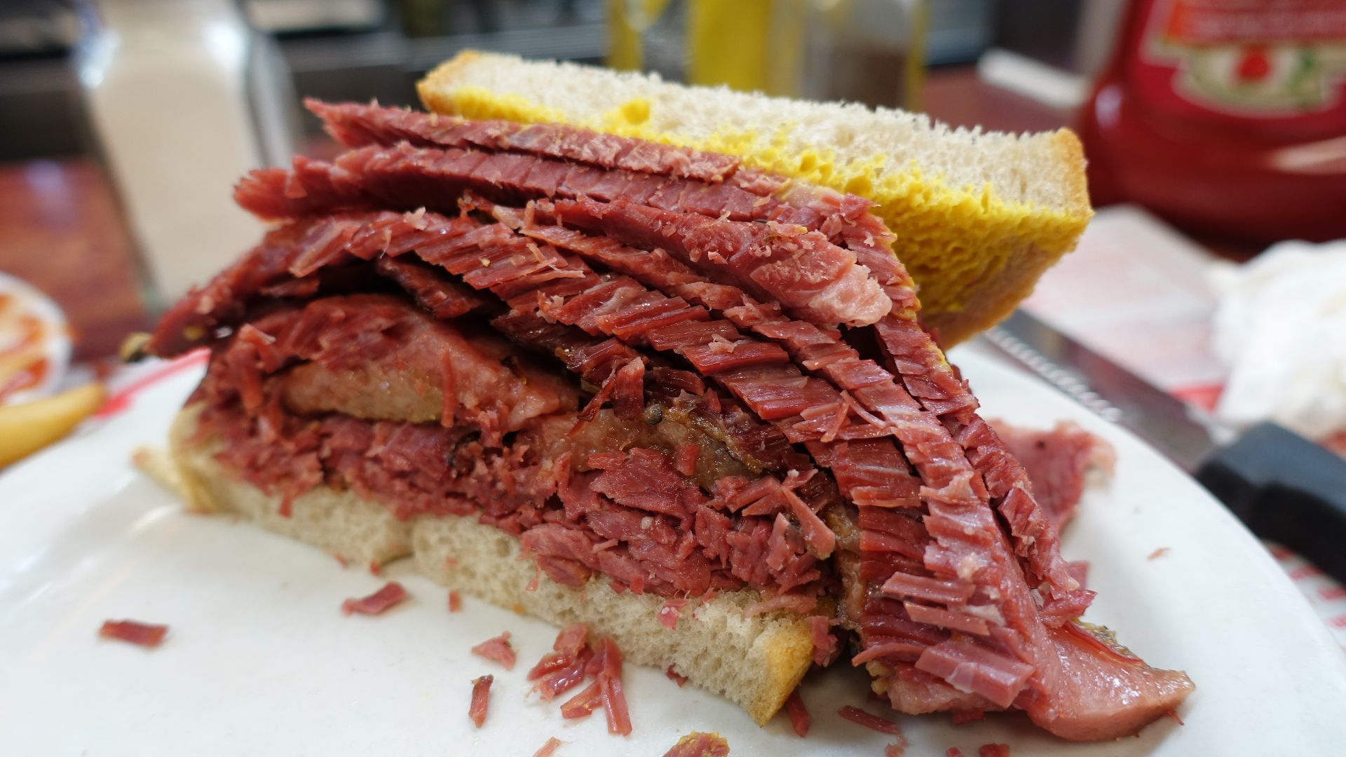 File:Smoked Meat Sandwich @ Schwartz's Deli @ Le Plateau @ Montréal (29912145724).jpg