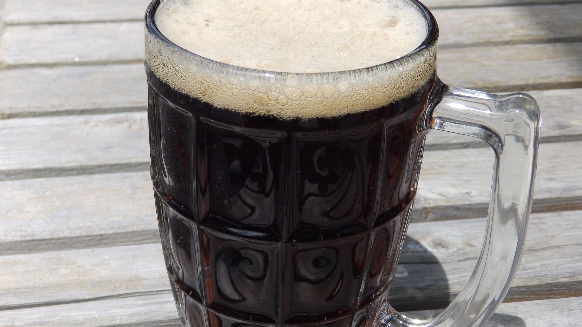 File:Root beer in glass mug.jpg