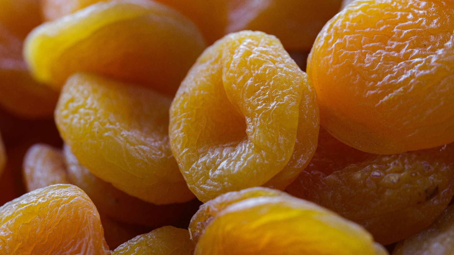 A pile of oranges sitting next to each other