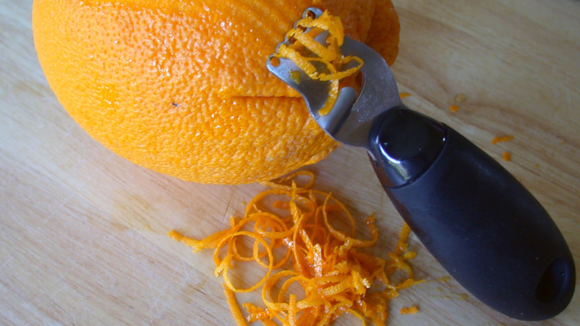 File:Zesting an orange.jpg