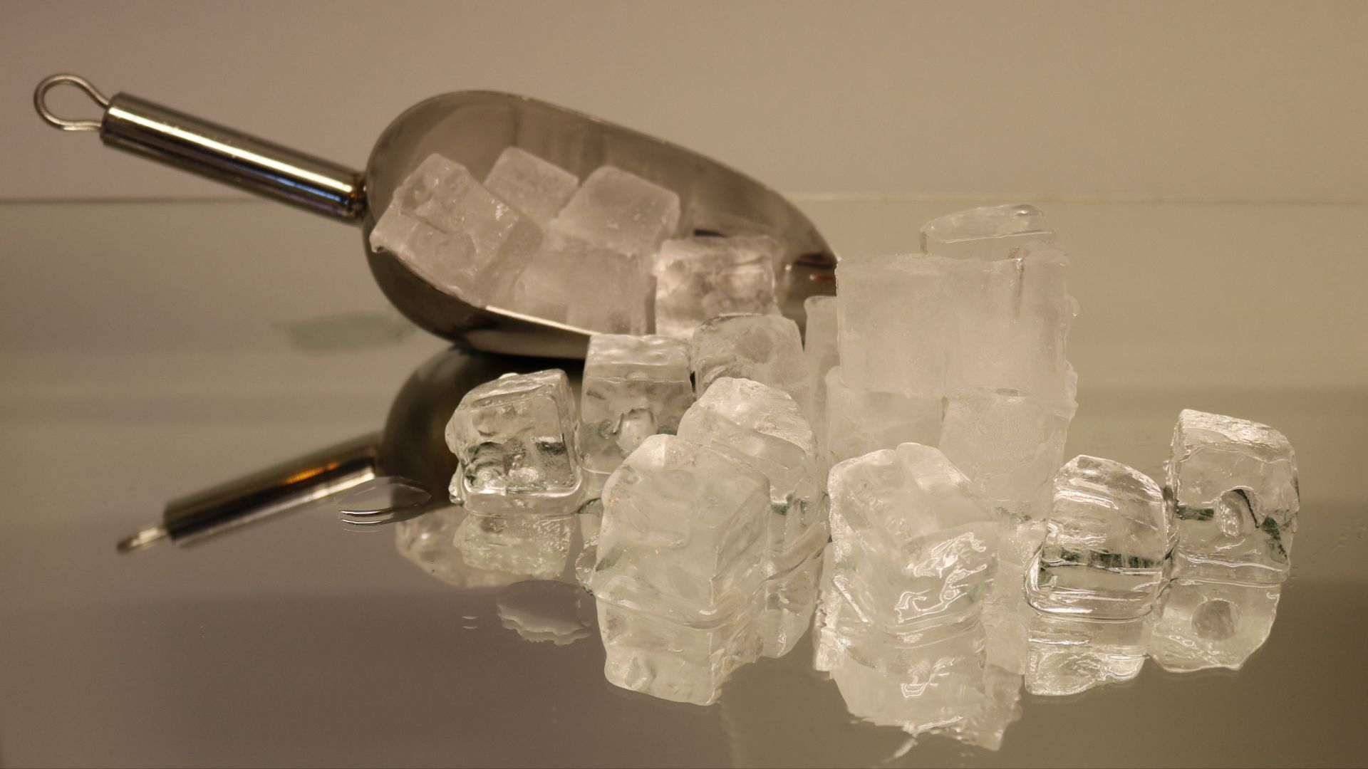 File:Ice cubes with shovel 2.jpg