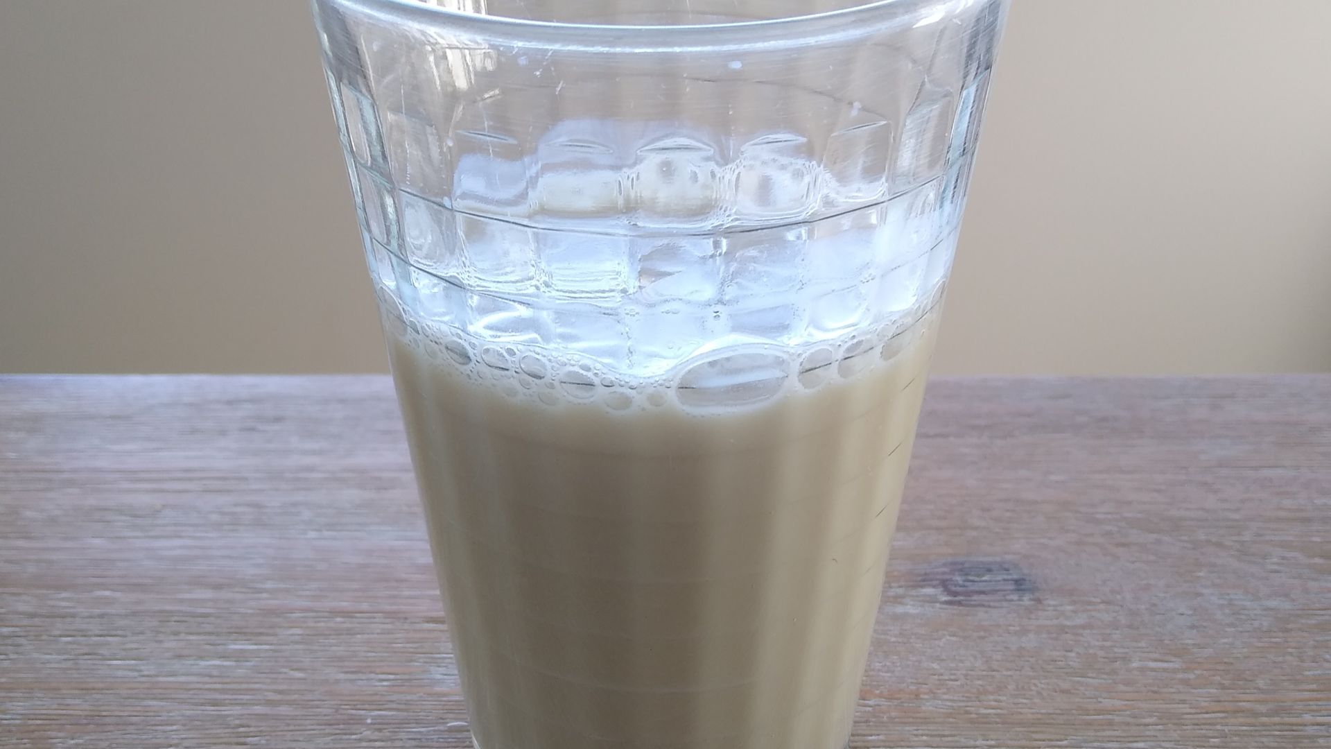 File:Macadamia nut milk 1.jpg
