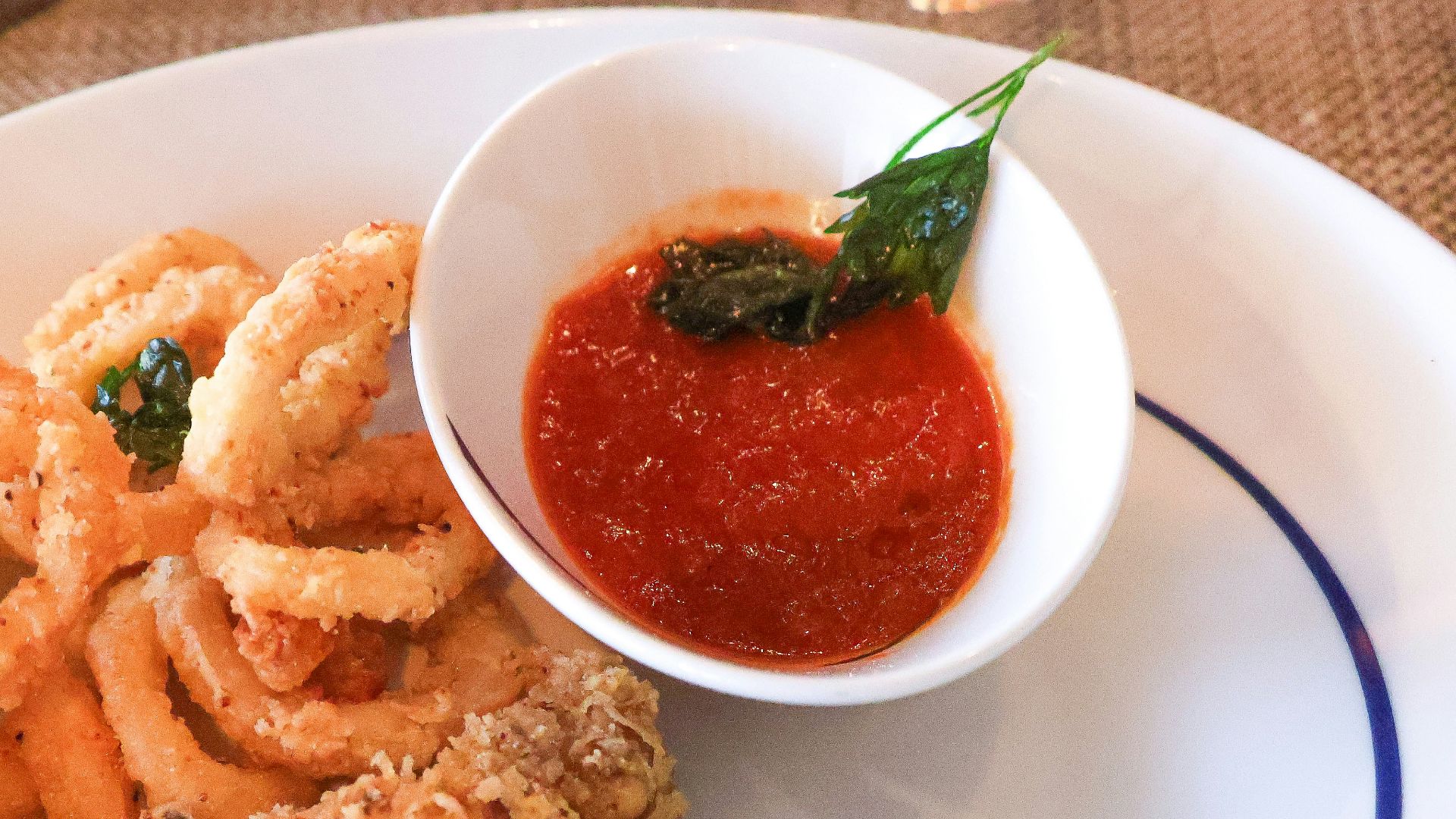Fried calamari with tomato sauce is ready to eat.