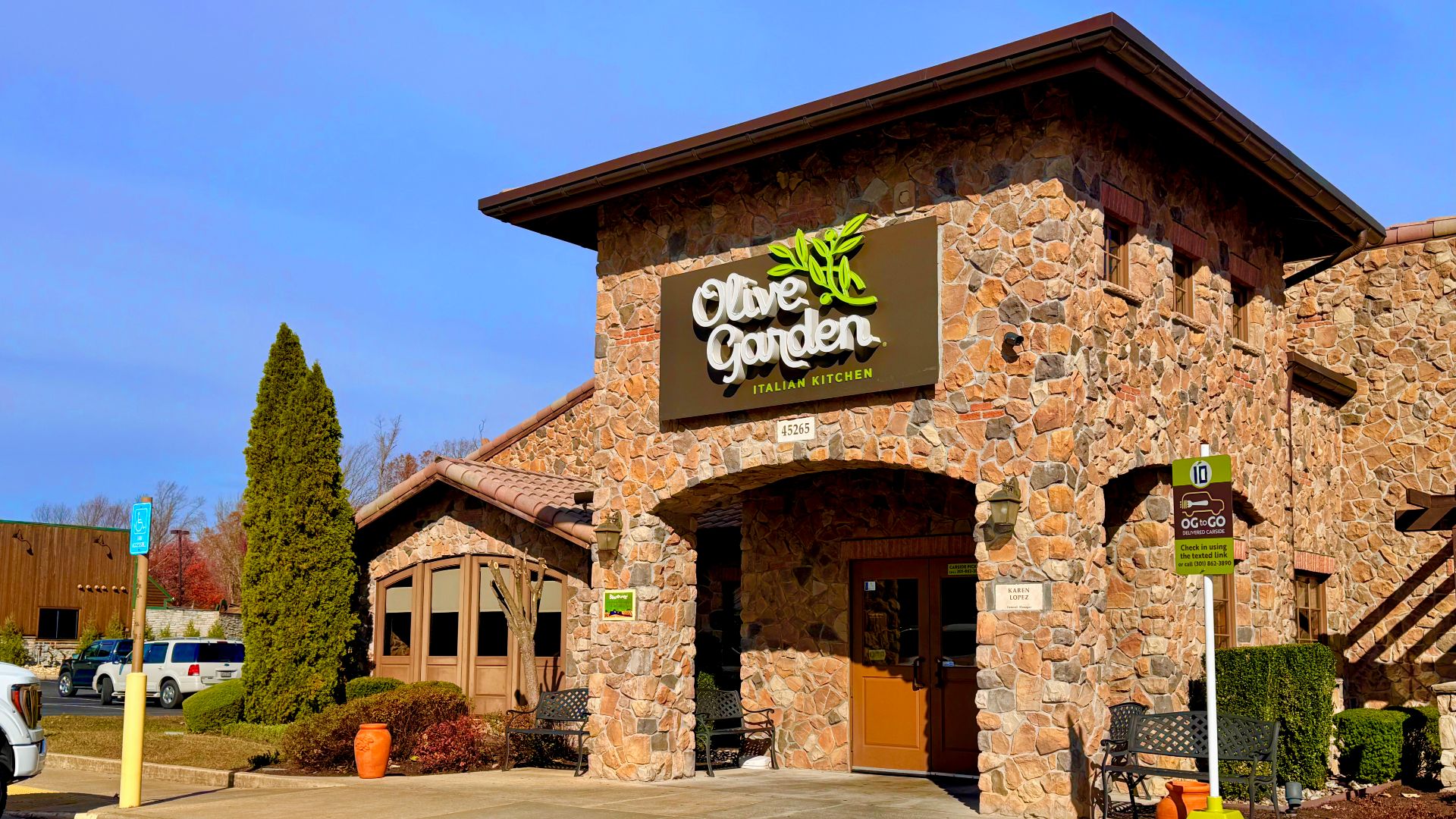 File:An Olive Garden restaurant in California, Maryland.jpg