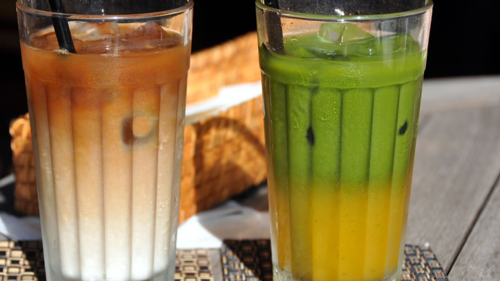 File:Kaffe med mælk og grøn te med mango (6290327413).jpg