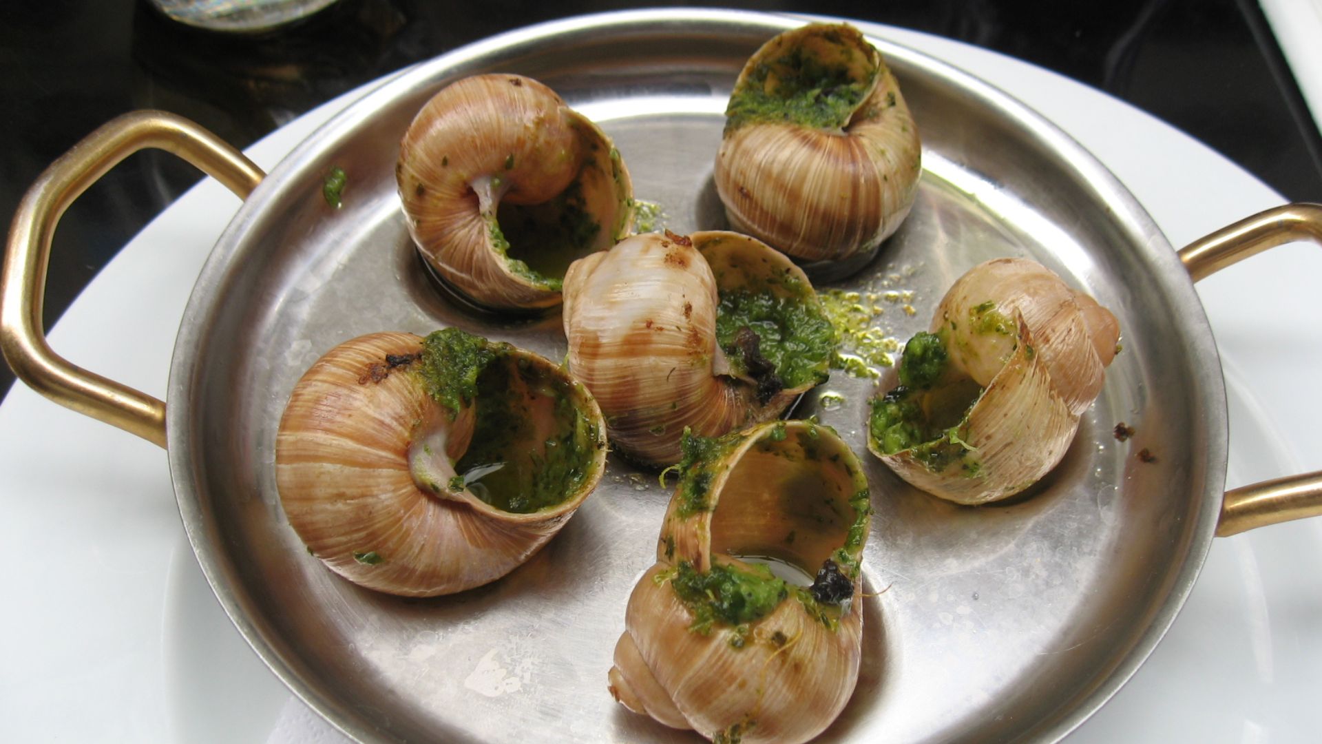 File:Escargots, Paris 17 July 2010.jpg