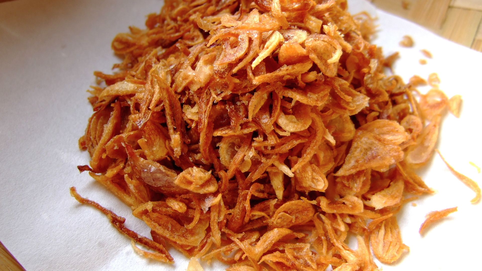 File:Fried shallots bawang goreng.JPG