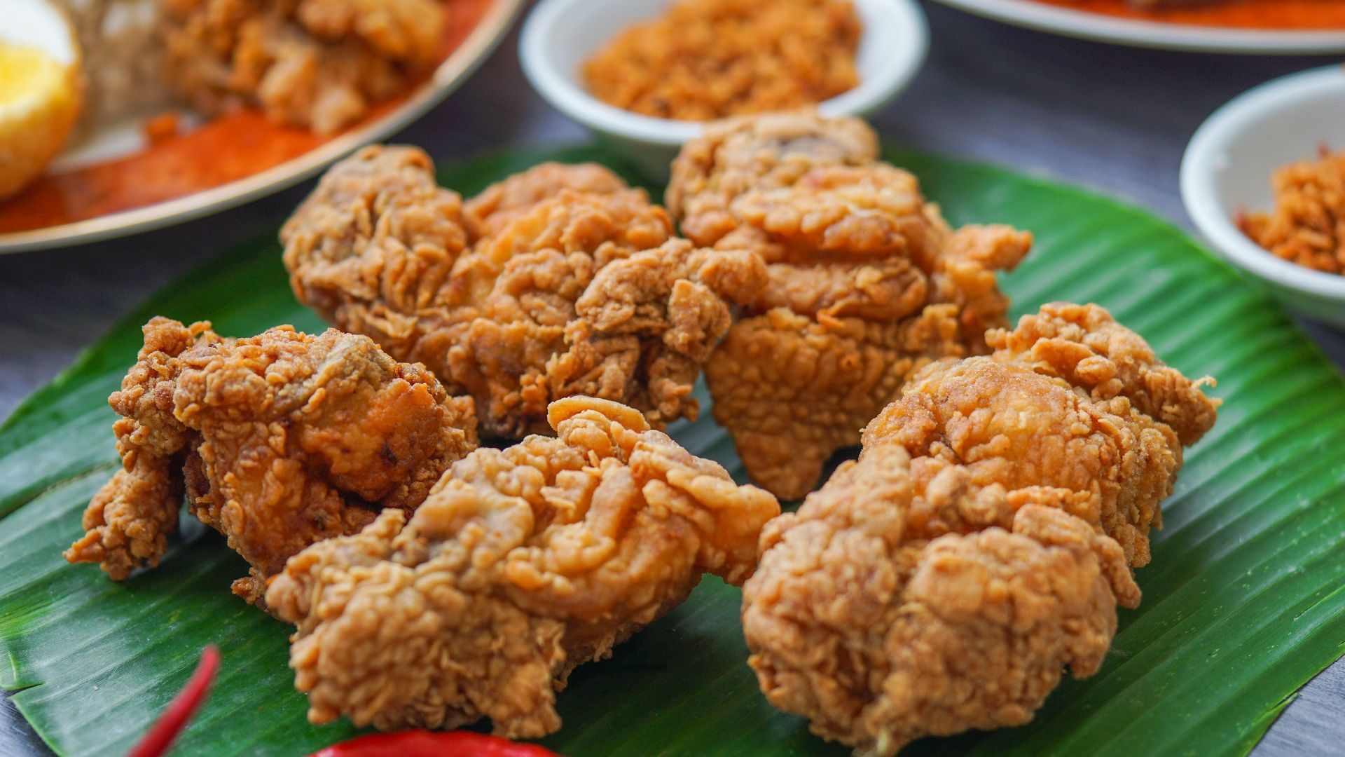 food lot on a green leaf plate