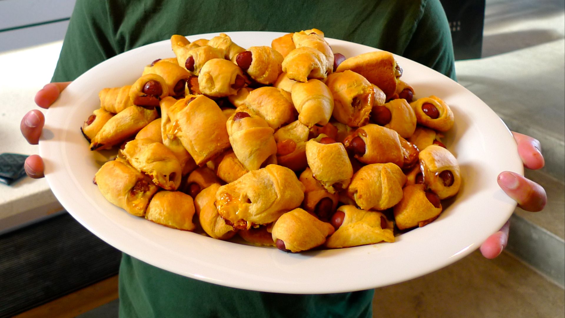File:Bowl of pigs in a blanket.jpg