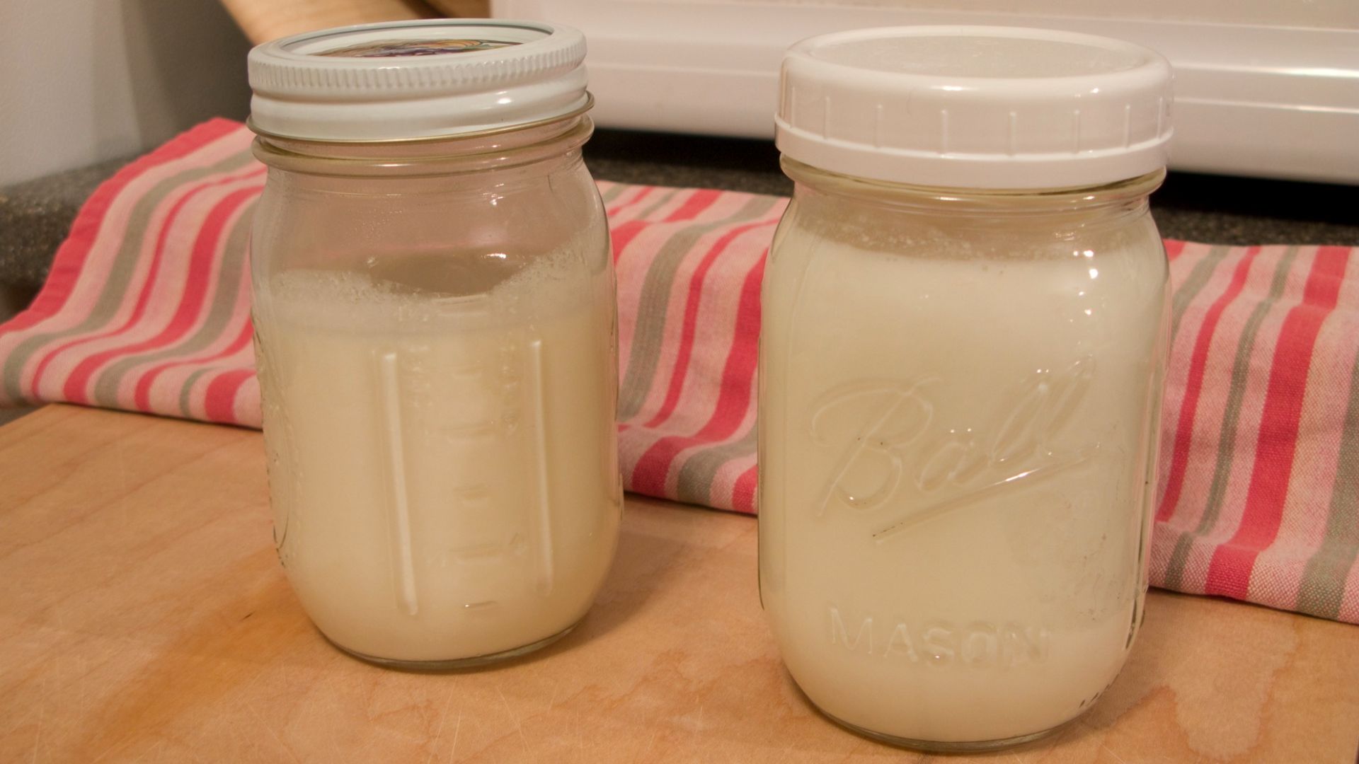 File:Llet i quefir reposant en un pot de vidre tancat hermèticament.jpg