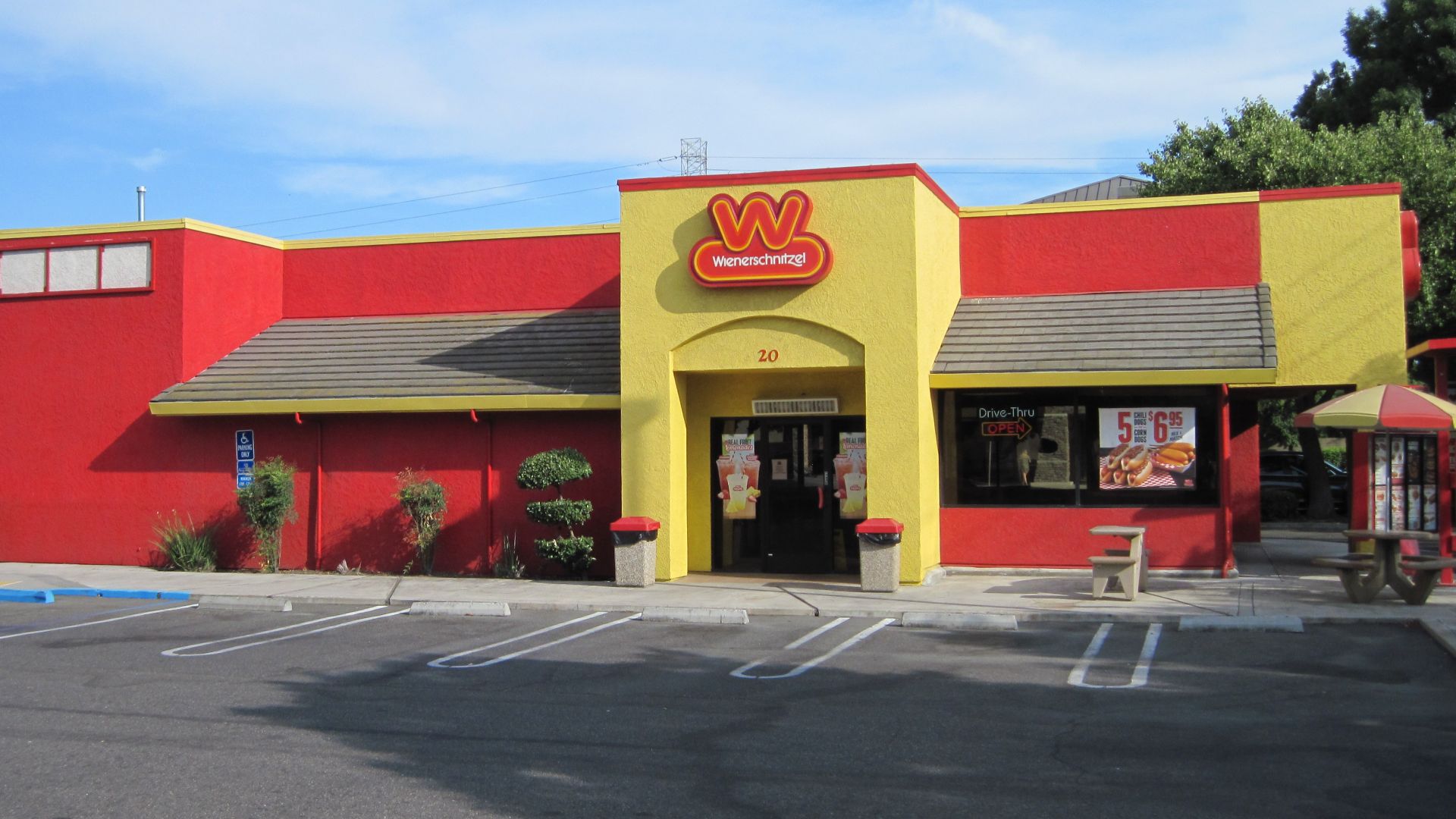 File:Wienerschnitzel Modesto, California.jpg