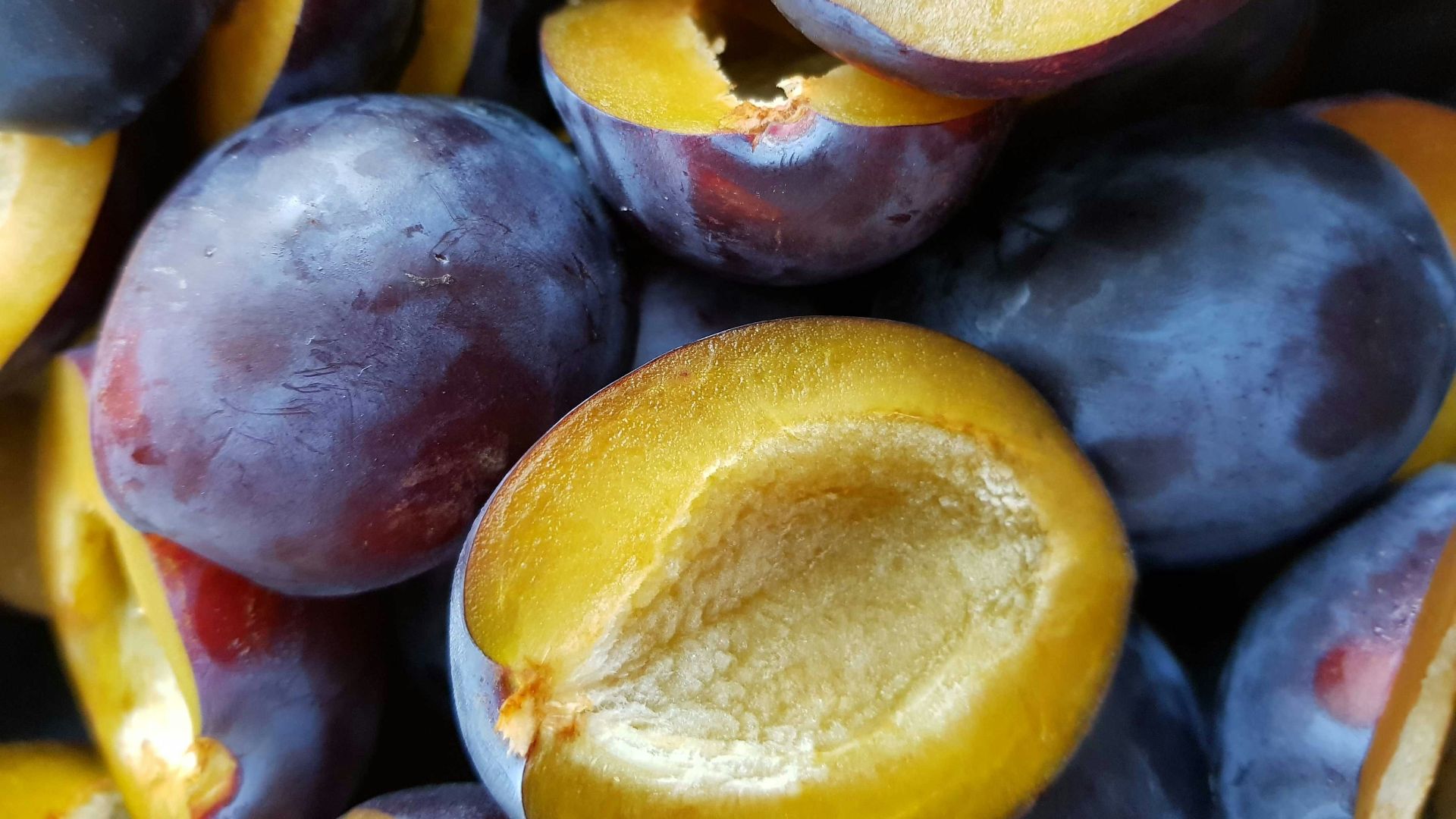 bunch of round red fruit