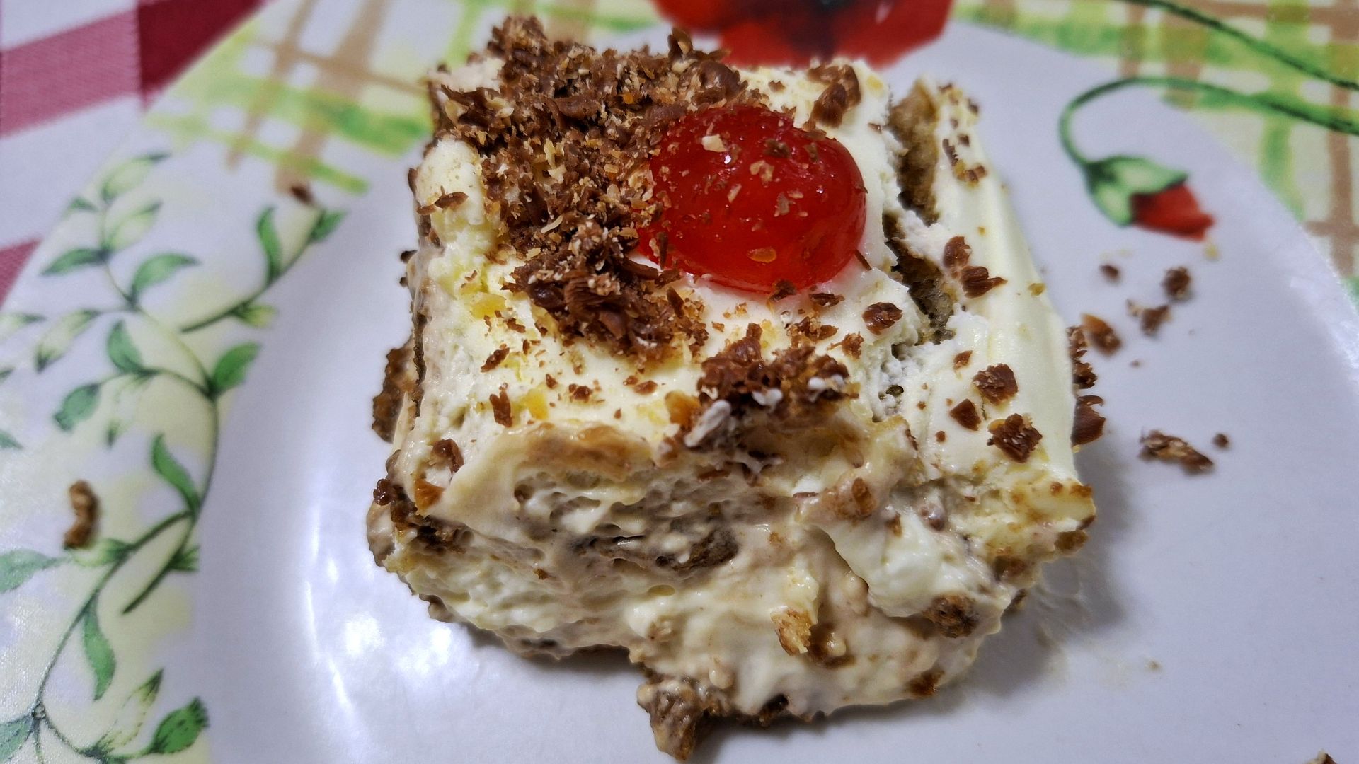 File:Tiramisù con ciliegia candita.jpg