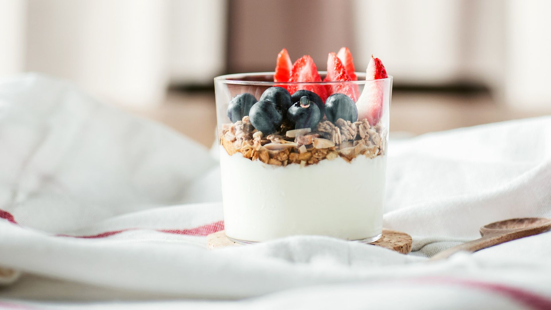 shallow focus photo of clear drinking glass