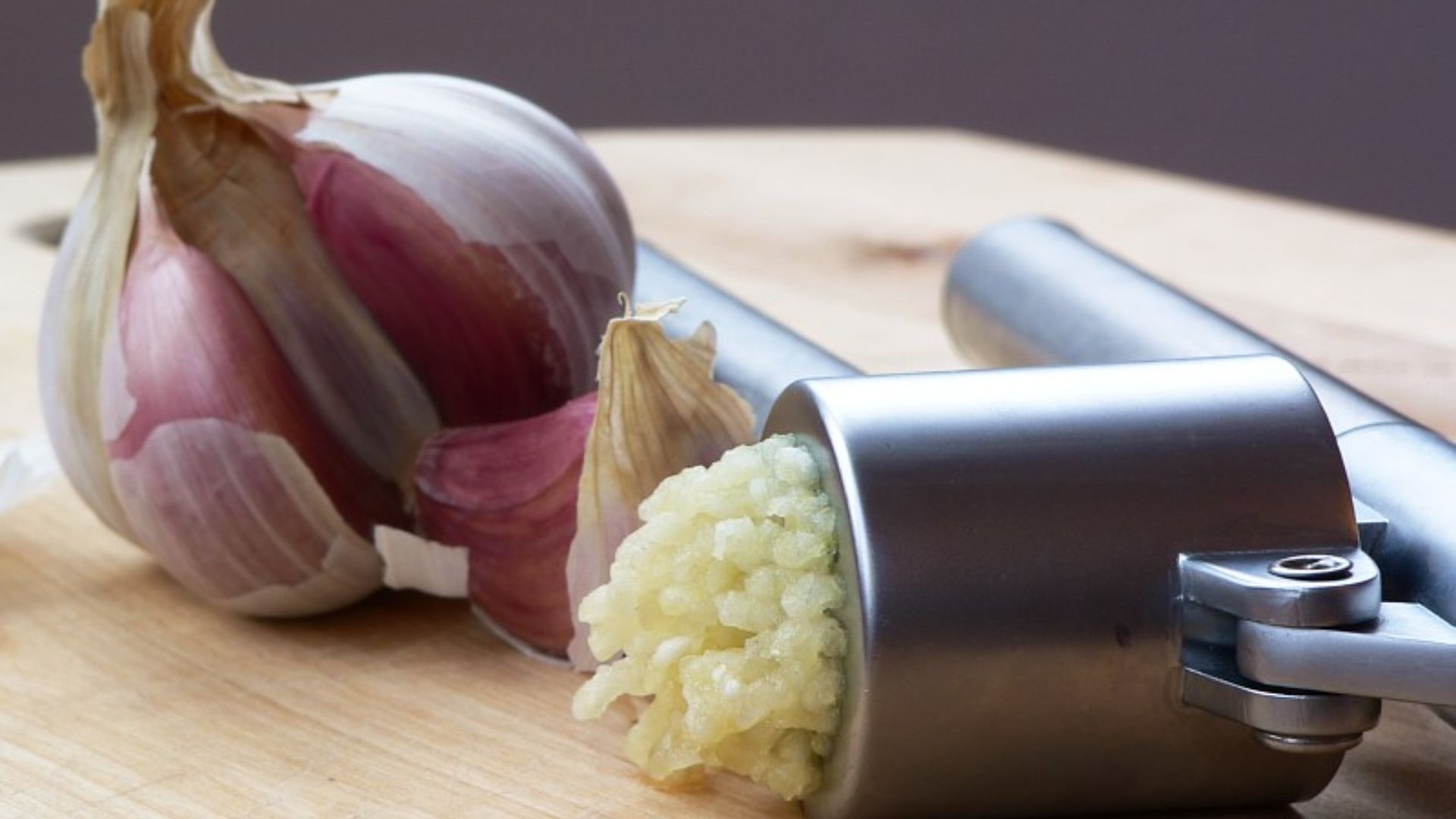 File:Garlic Press and Garlic.jpg
