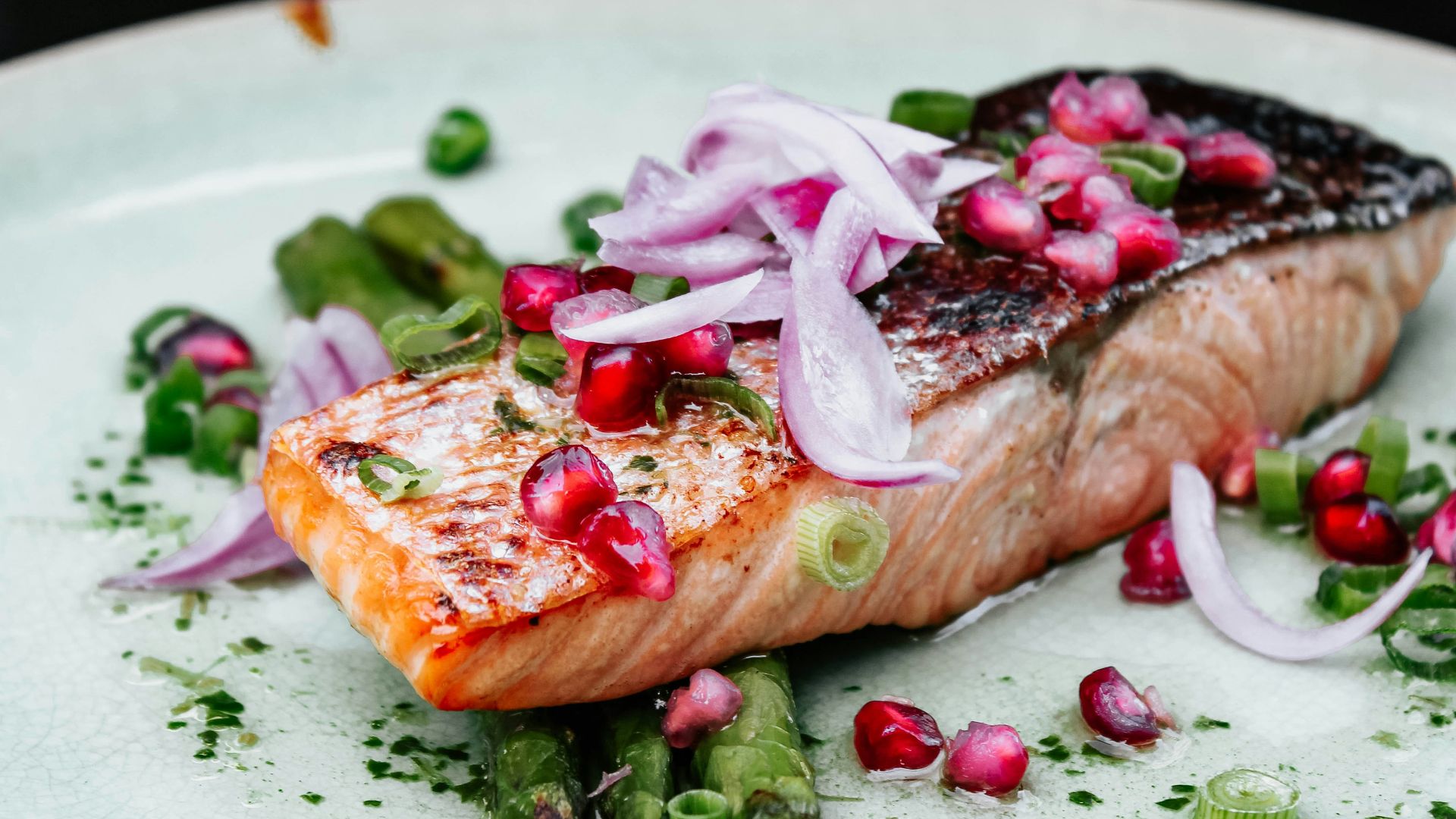 fish with onions and asparagus