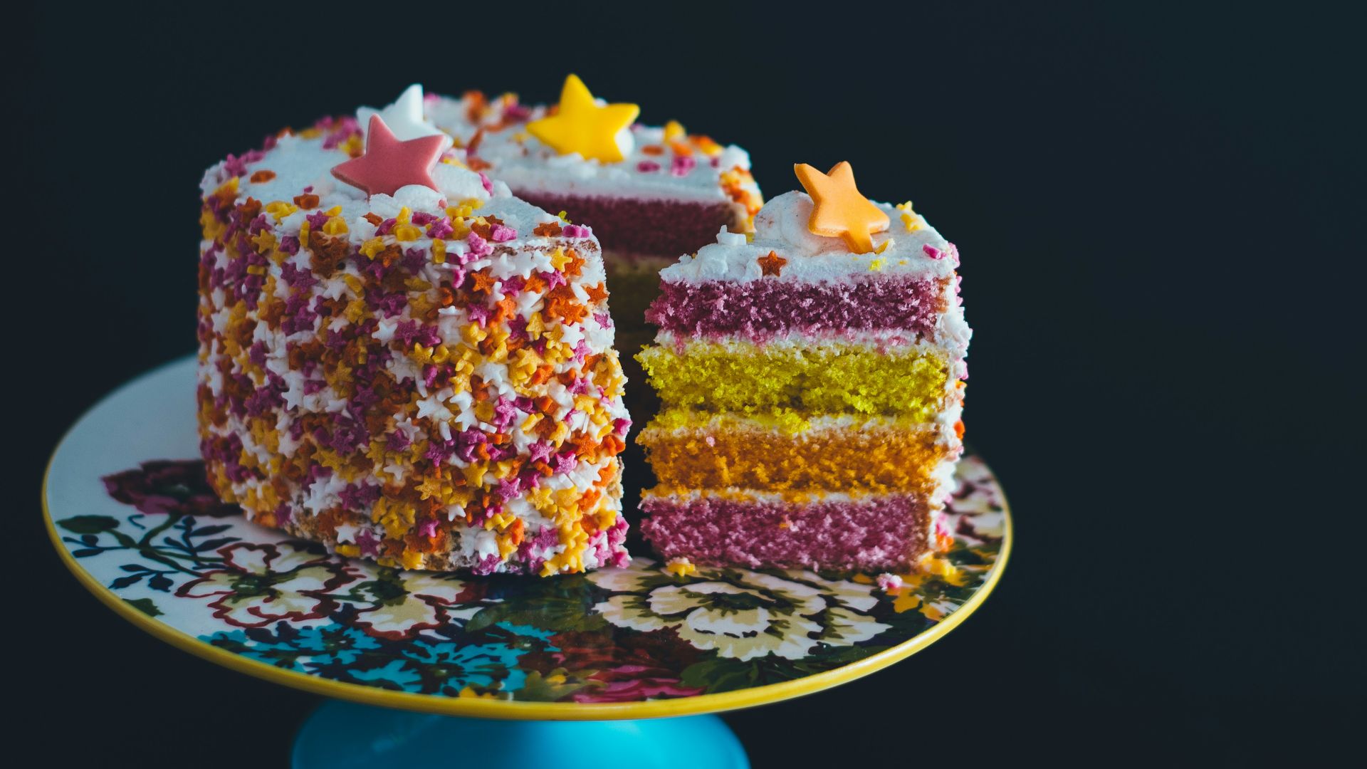 sliced cake top with star raisins on cake stand
