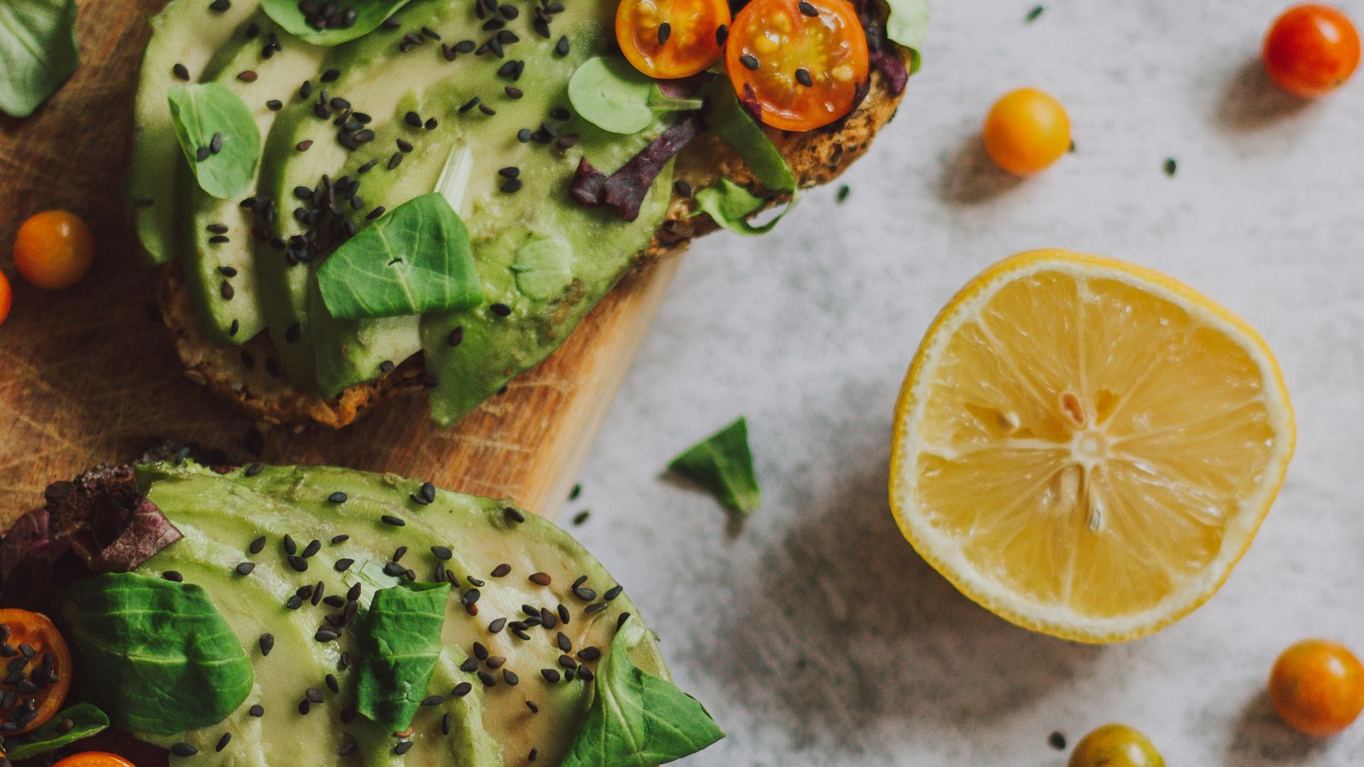 sliced lemon on chopping board