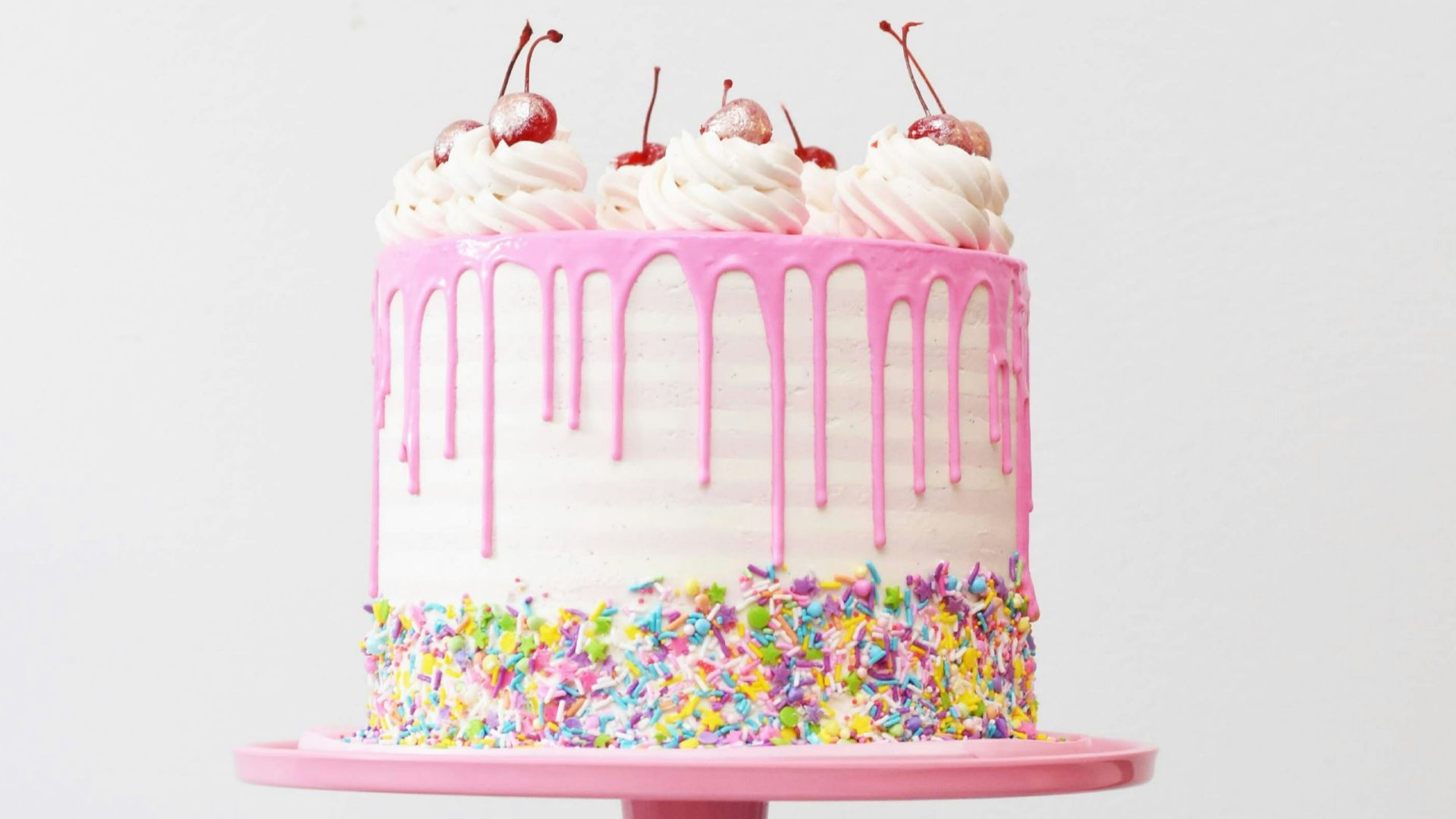 fondant cake with stand