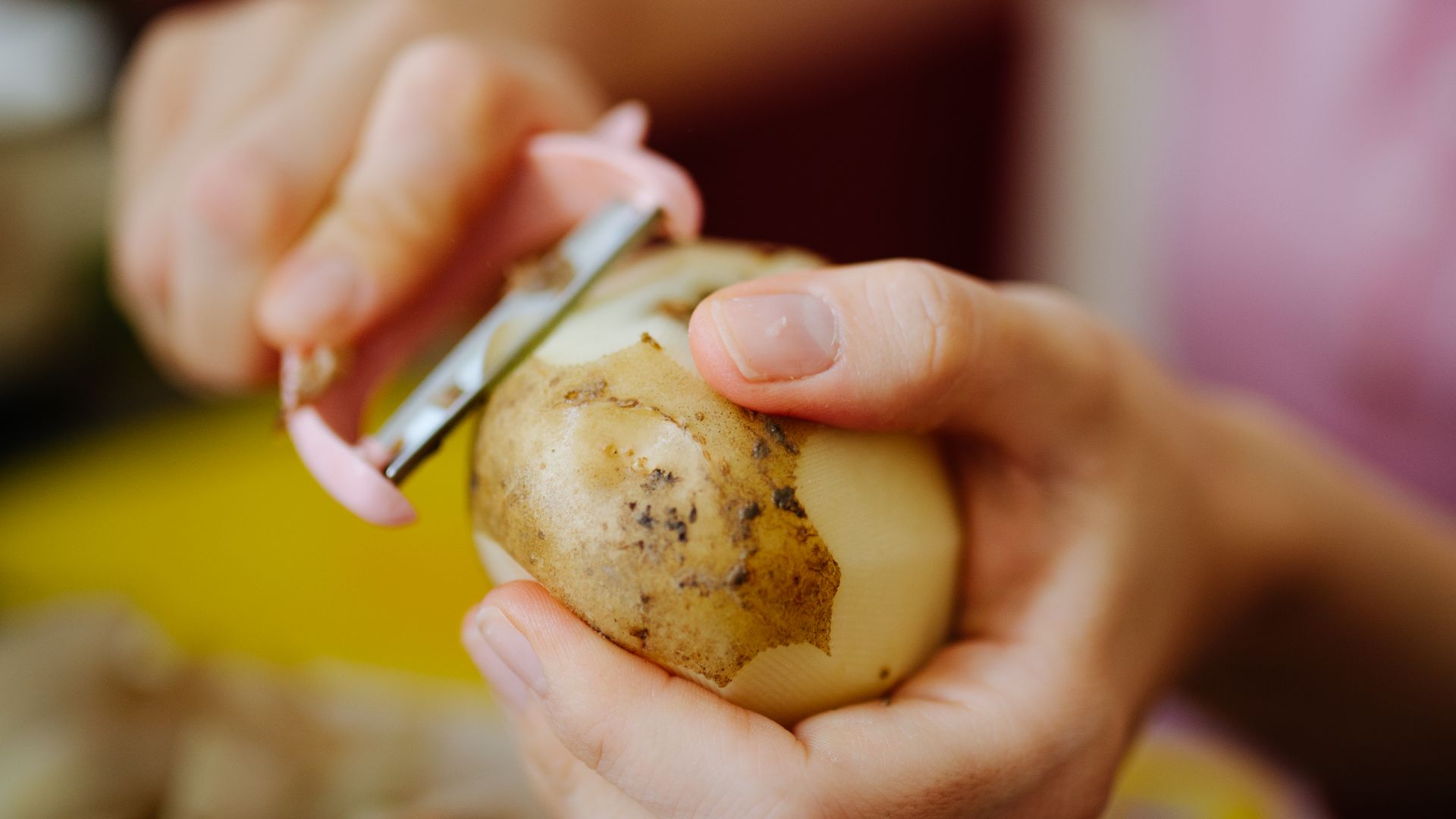 File:A close-up of peeling a potato - 50413611326.jpg