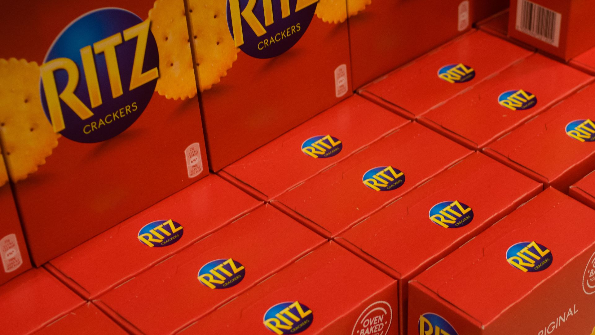 File:Kartonger med Ritz-kjeks.jpg