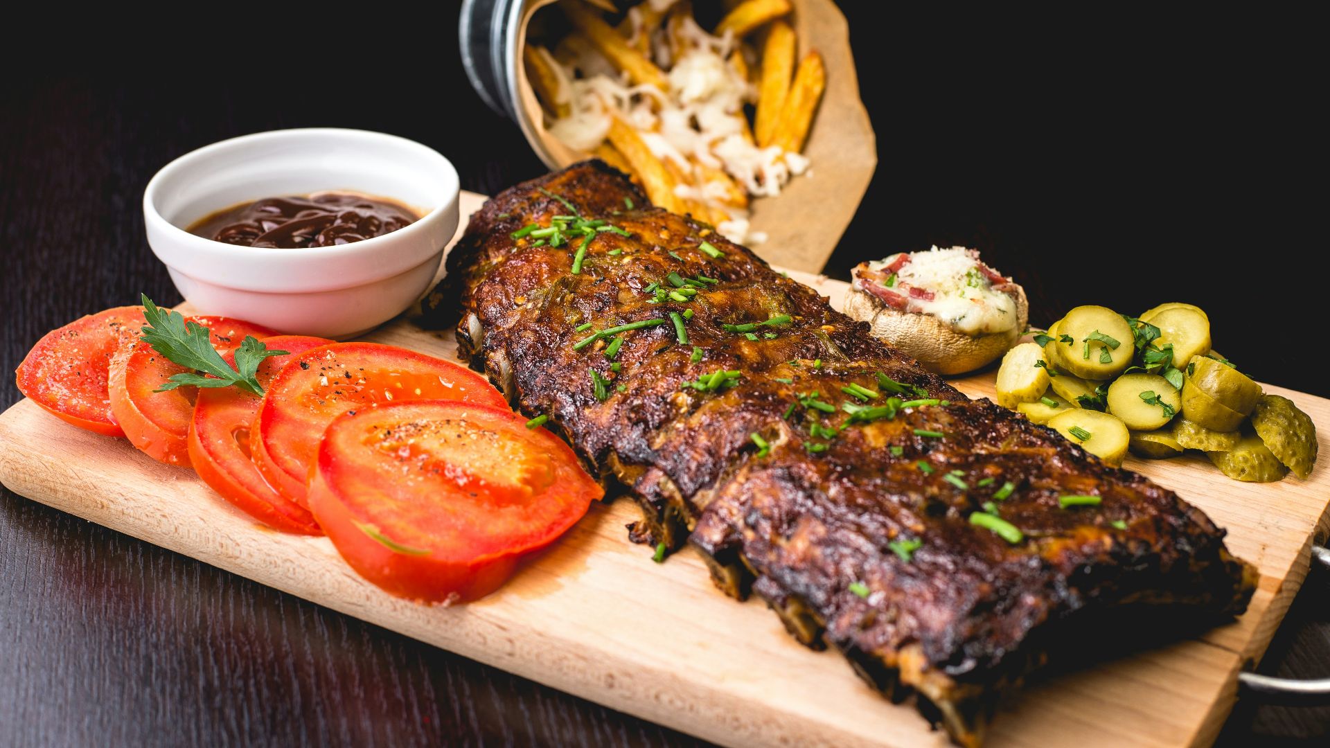 roasted ribs with sliced tomatoes and potatoes