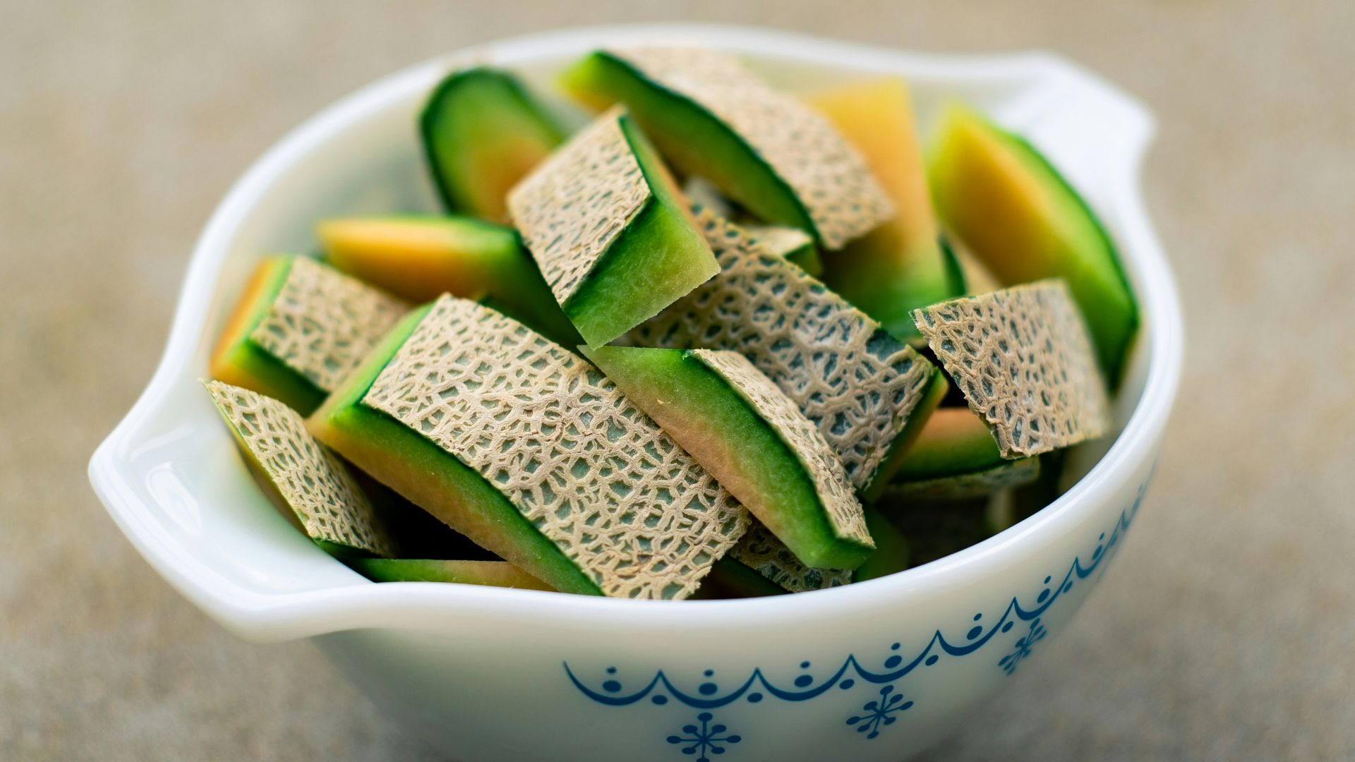 sliced melon in bowl