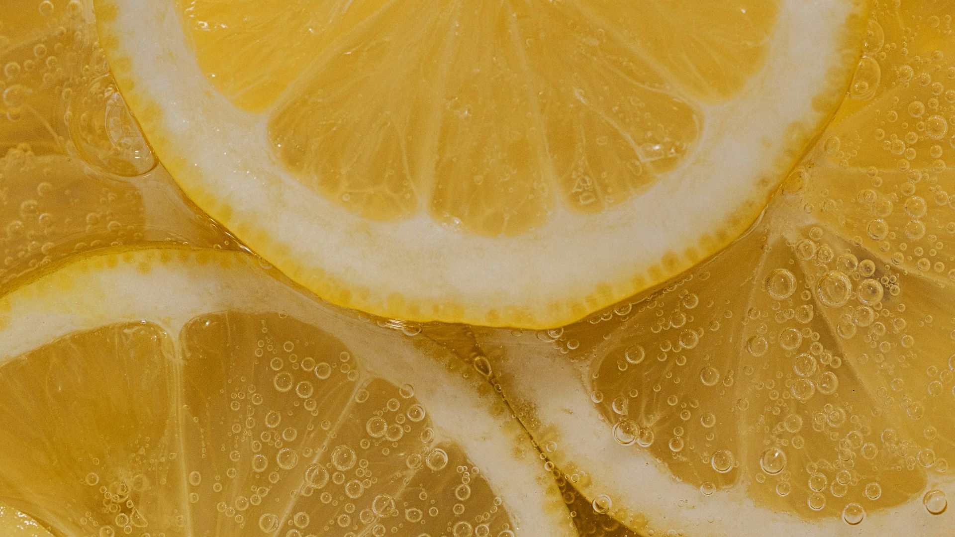 a bunch of lemons that are in a bowl