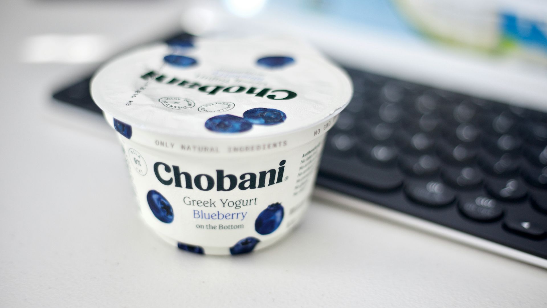 white and blue daisy sour cream