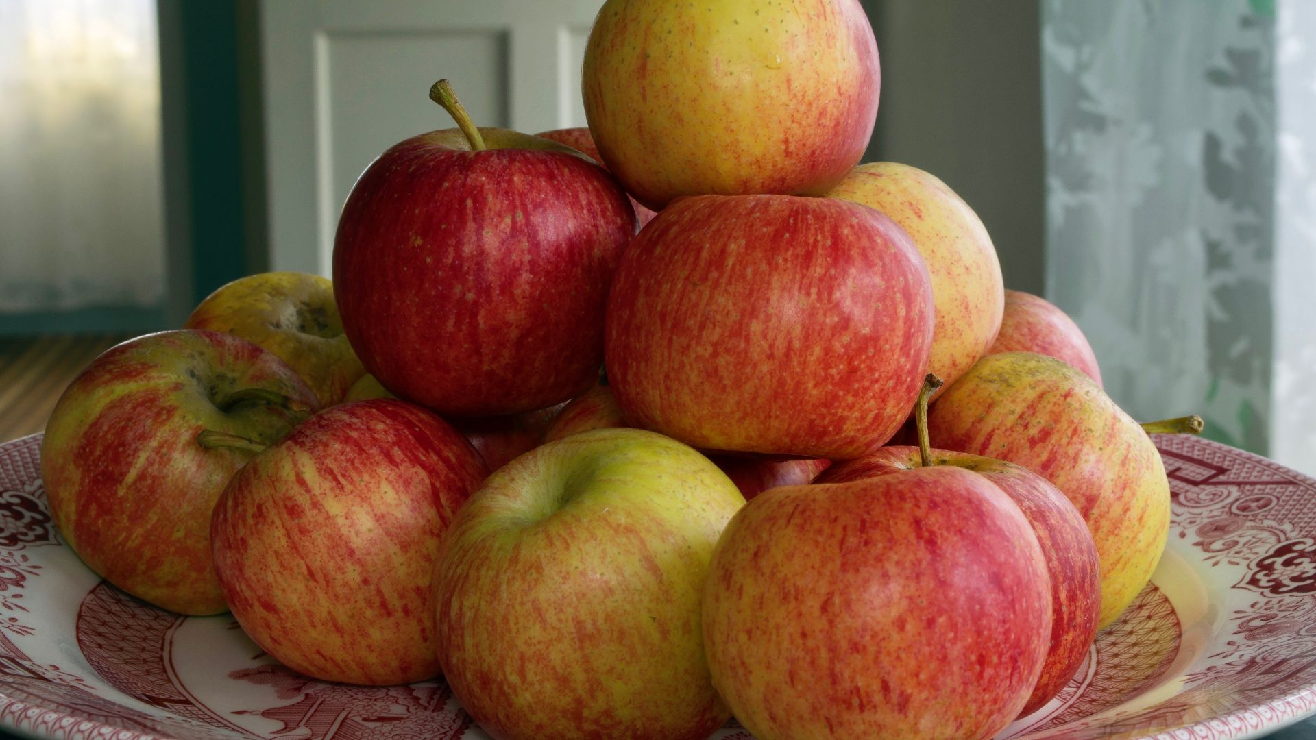 File:Royal Gala apples (organic).jpg