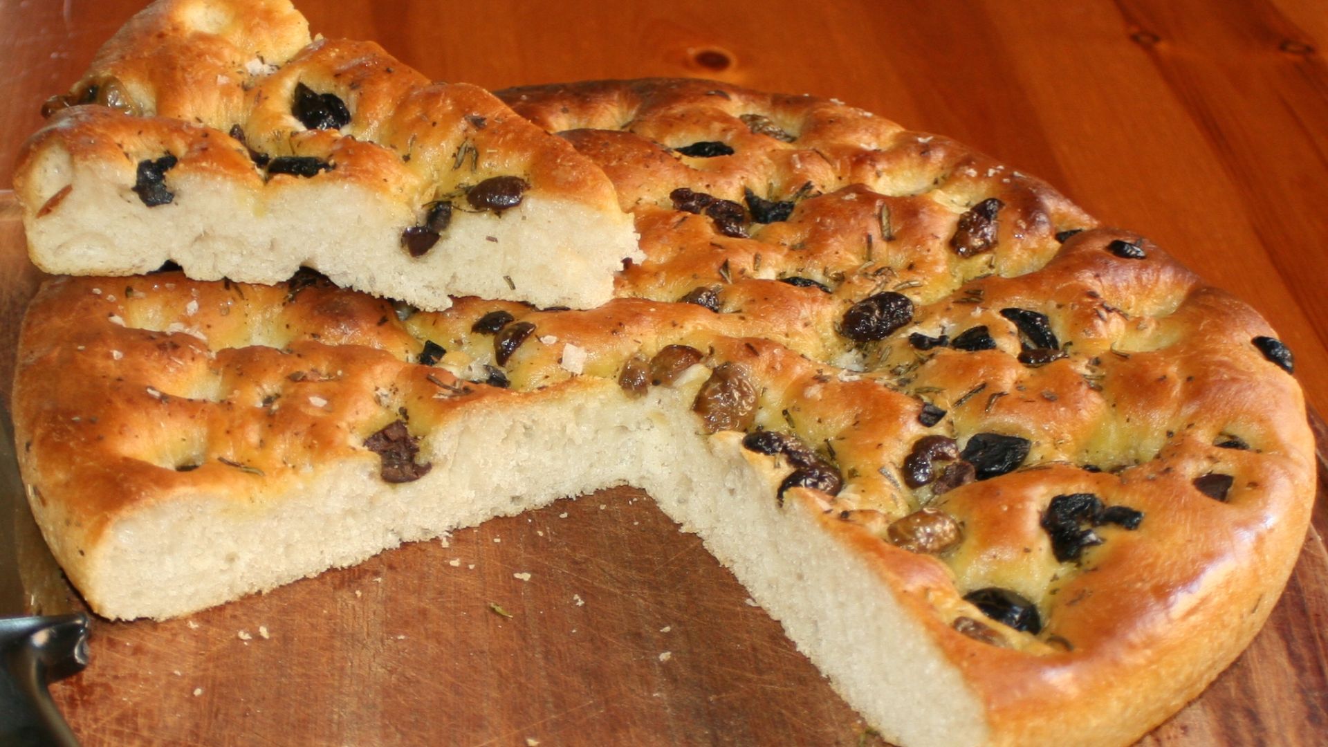 File:Focaccia-erbe-olive.jpg