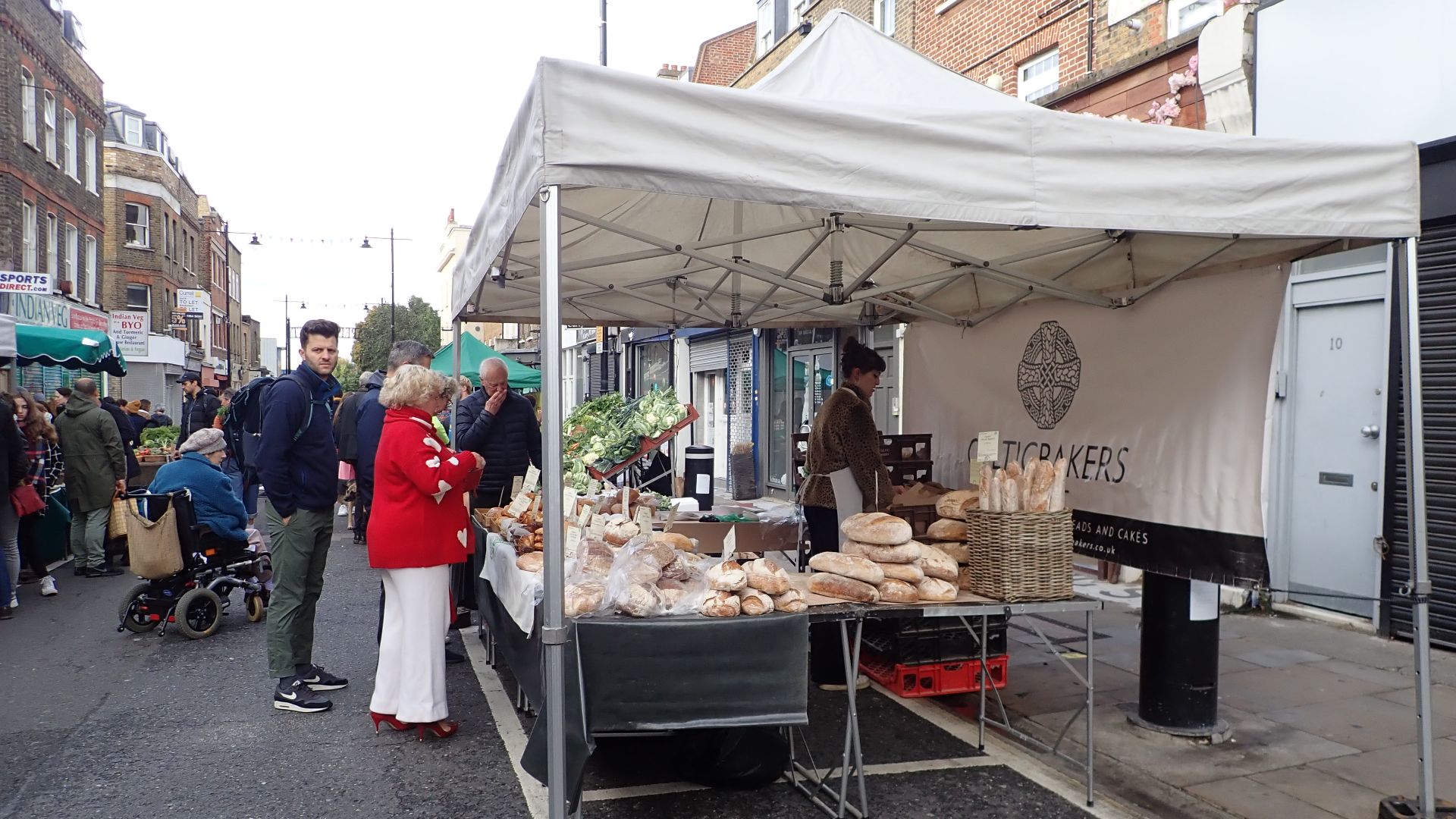 File:Fresh Bread stall at Islington Farmers' Market - geograph.org.uk - 6364026.jpg