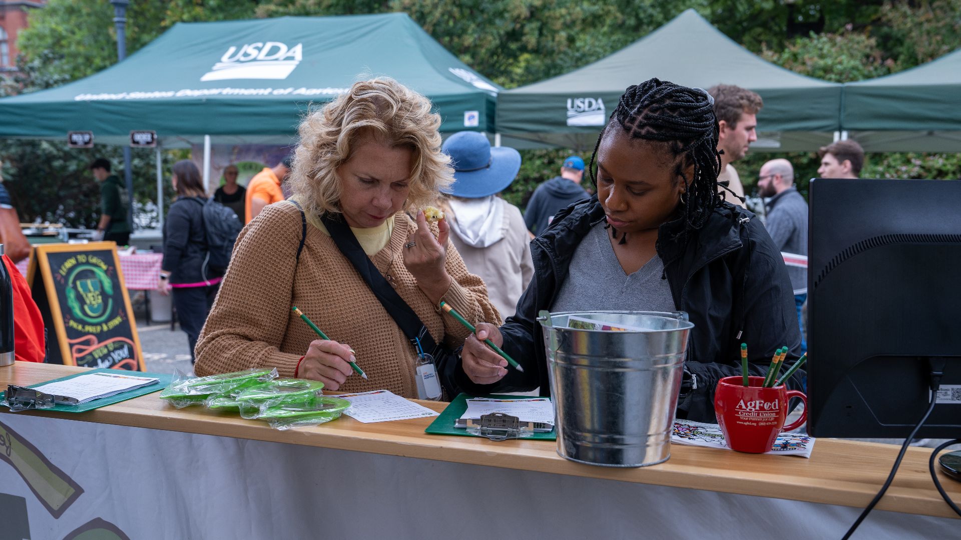 File:The USDA Farmers Market on the National Mall during the 2023 market season is the Department’s own “living laboratory” for farmers market operations across the country - 37.jpg