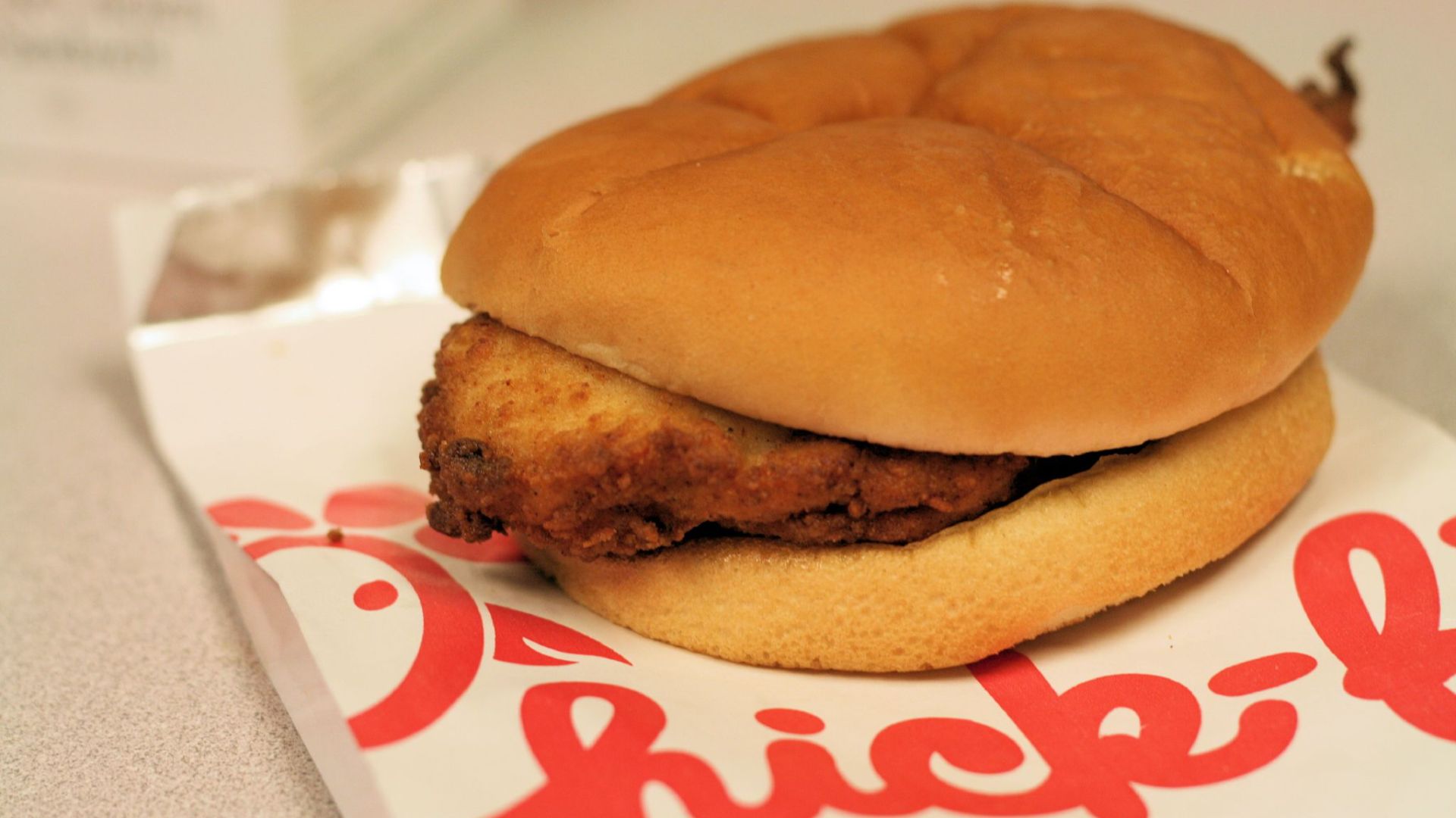 File:ChickFilA-ChickenSandwich.jpg