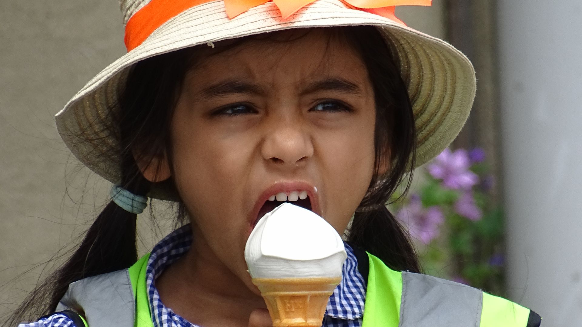 File:Girl with Ice Cream - Southend-on-Sea - Essex - England (27713936233).jpg