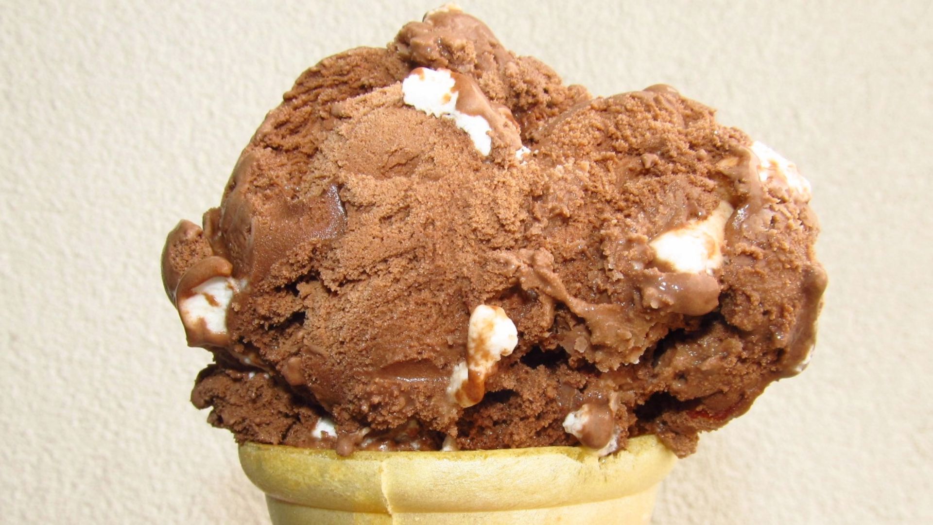 File:Baskin-Robbins Rocky Road Ice Cream on cone (27325869452).jpg