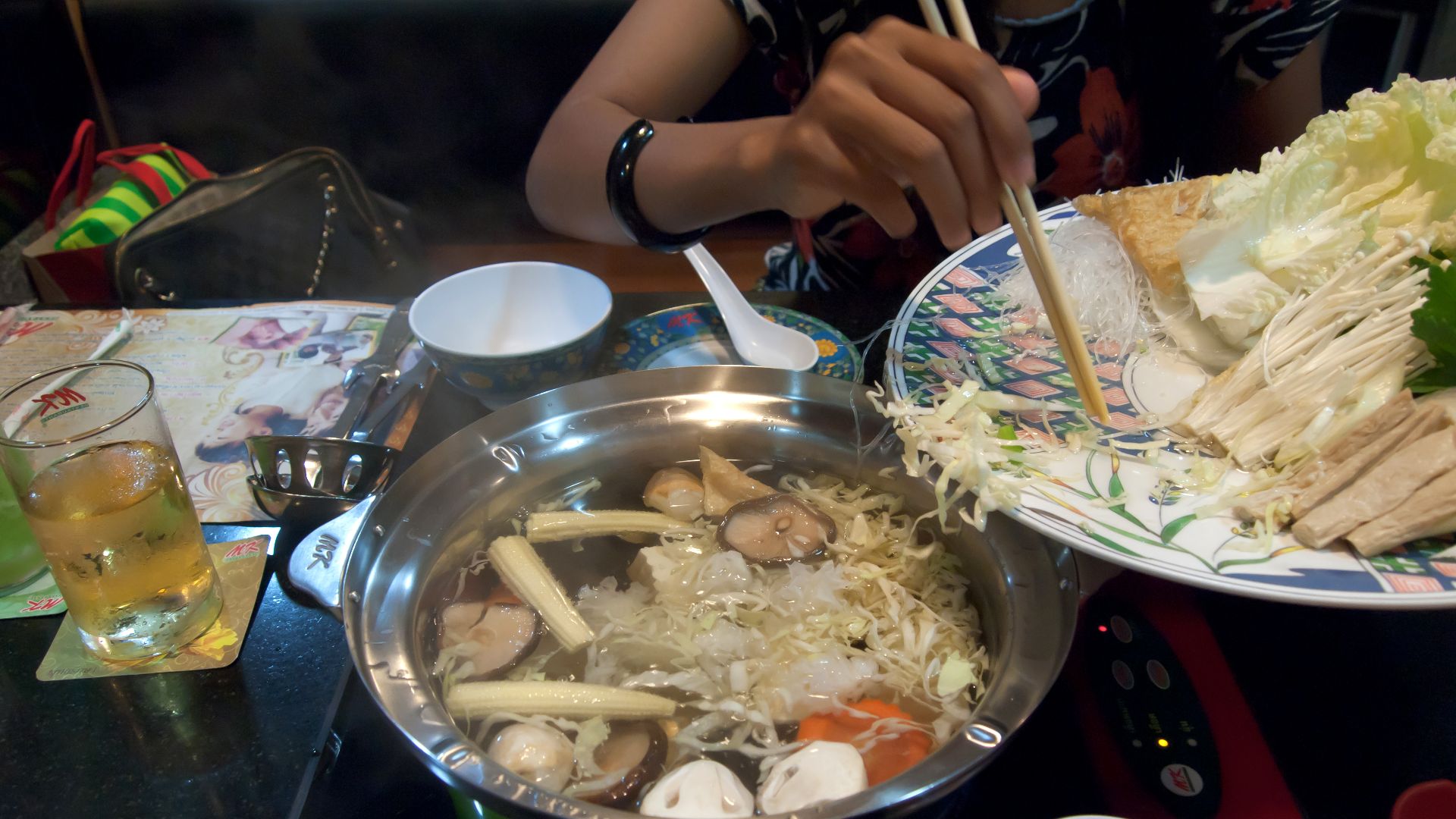 File:Thai suki, Thai hot pot preparation, Dining in Bangkok, Thailand.jpg