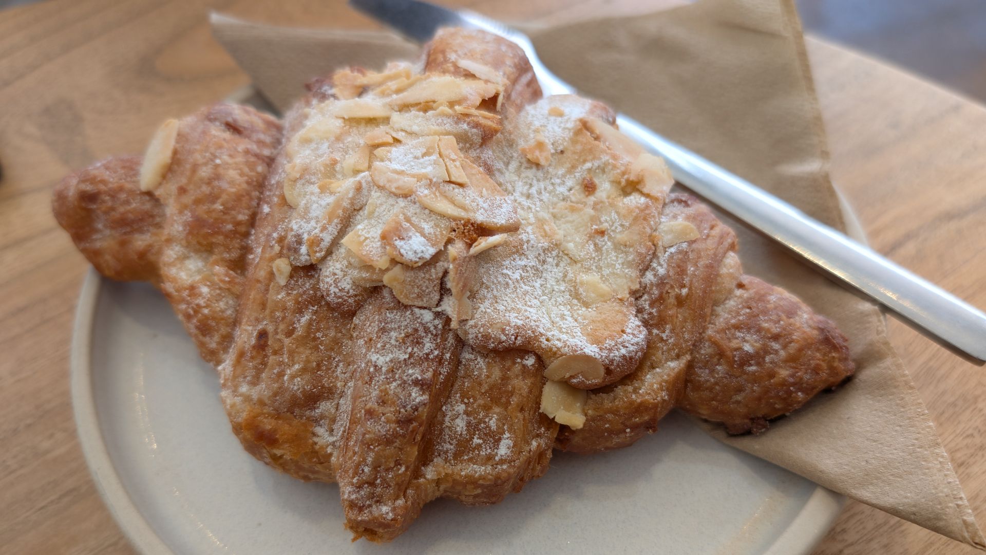 File:Almond croissant - Workshop Coffee Lab 2025-06-27.jpg