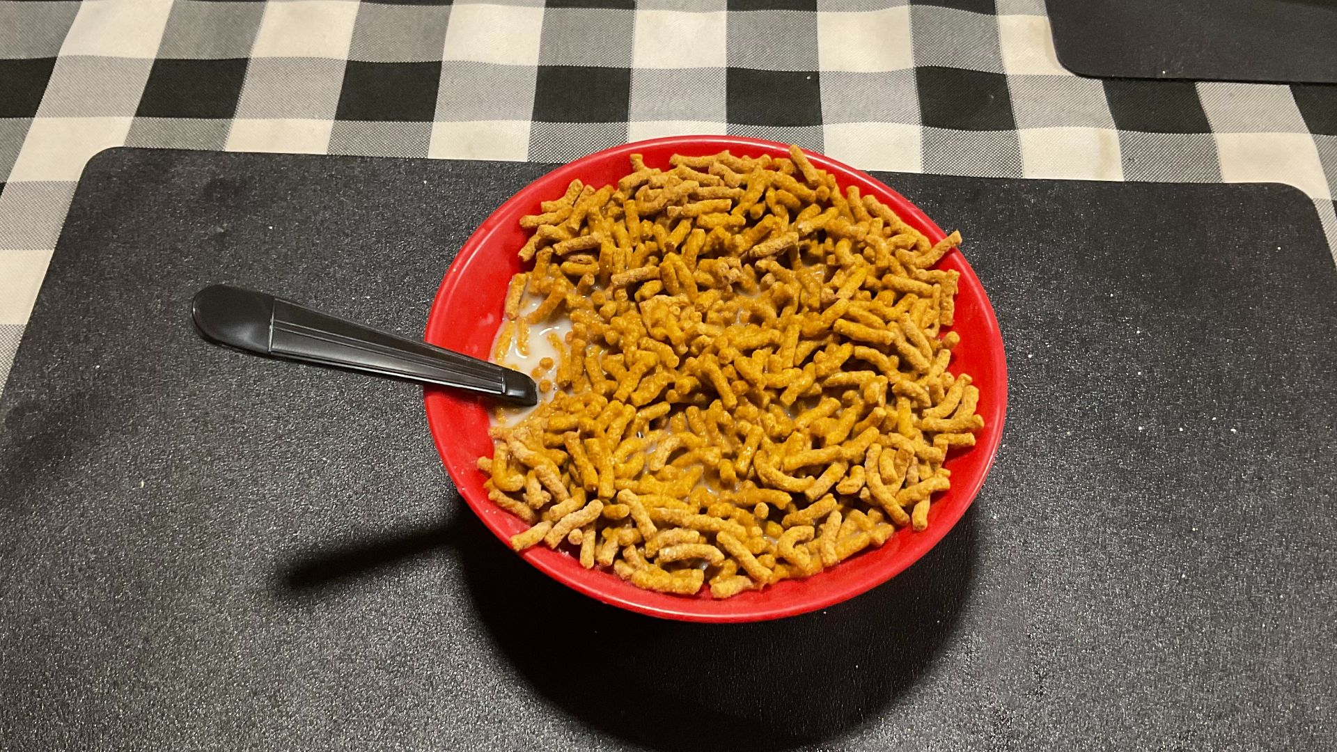 File:Fiber One in a bowl with milk and a spoon 2.jpg