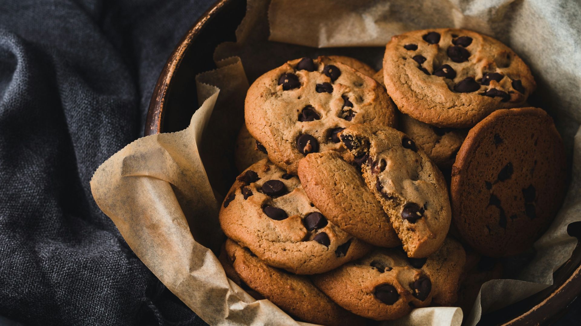 brown cookies on round brown bowl