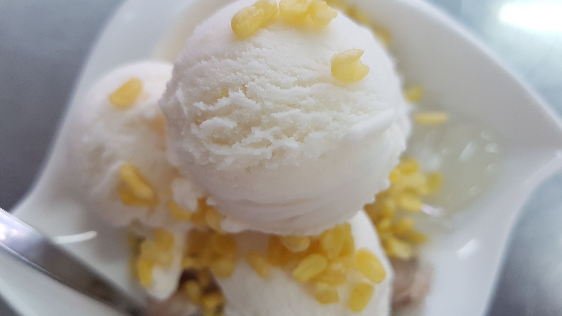 File:Coconut ice cream - Bangkok - 2017-05-23 (002).jpg