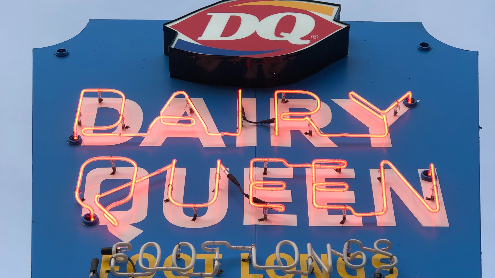 File:Myles Dairy Queen sign.jpg