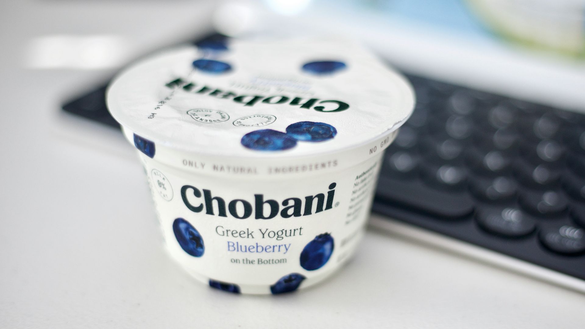 white and blue daisy sour cream