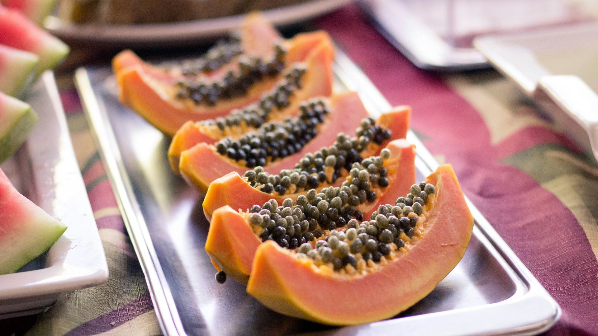 papaya fruits on focus photography