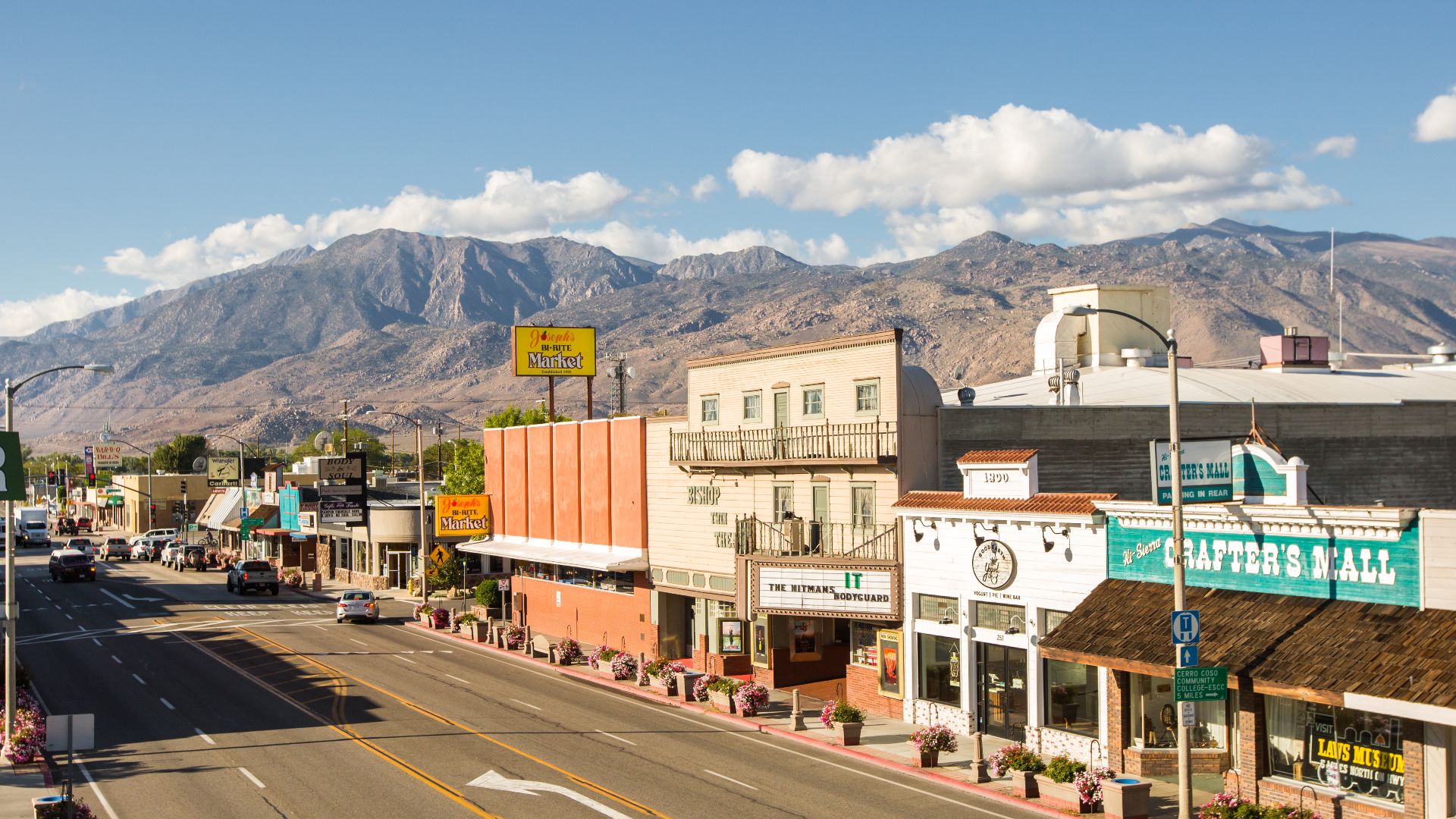 File:Downtown Bishop with the Sierra Nevada Mountains in the background.jpg