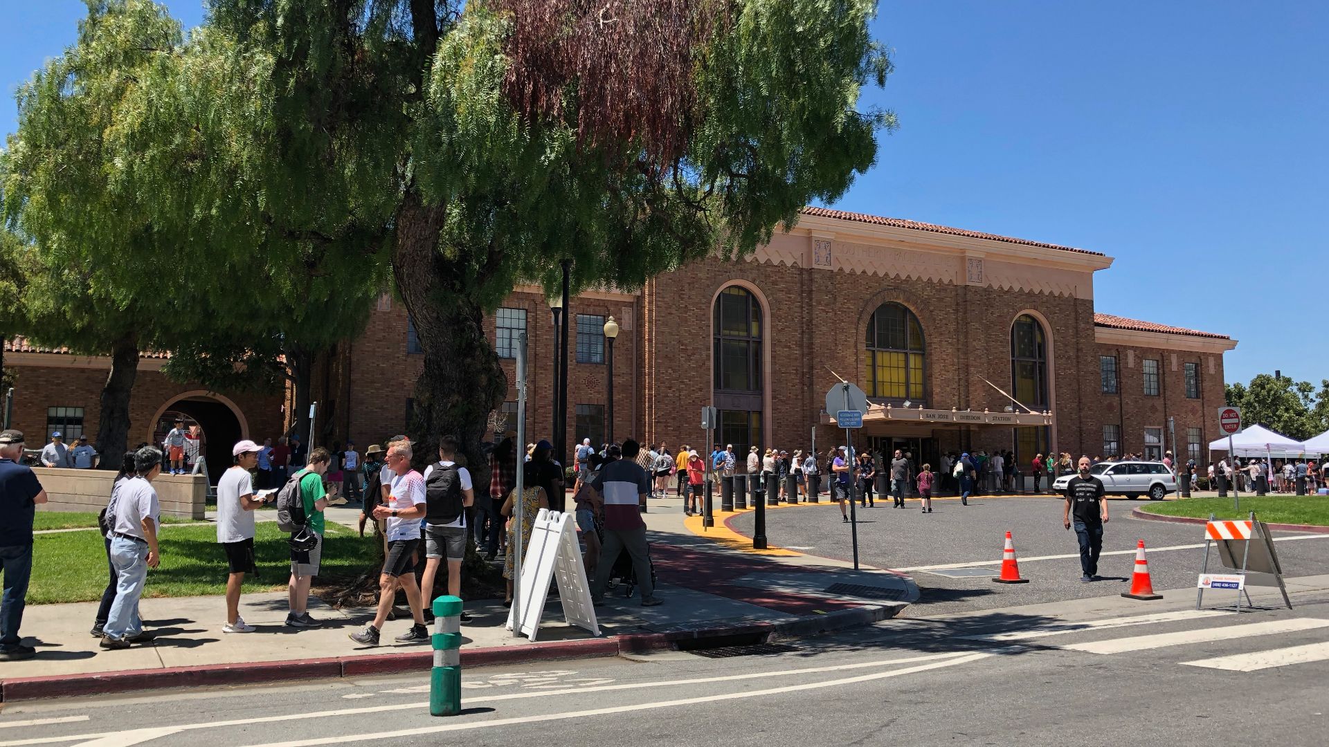File:Line along Cahill Street for Caltrain Electric Train Tour, San Jose, California.jpg